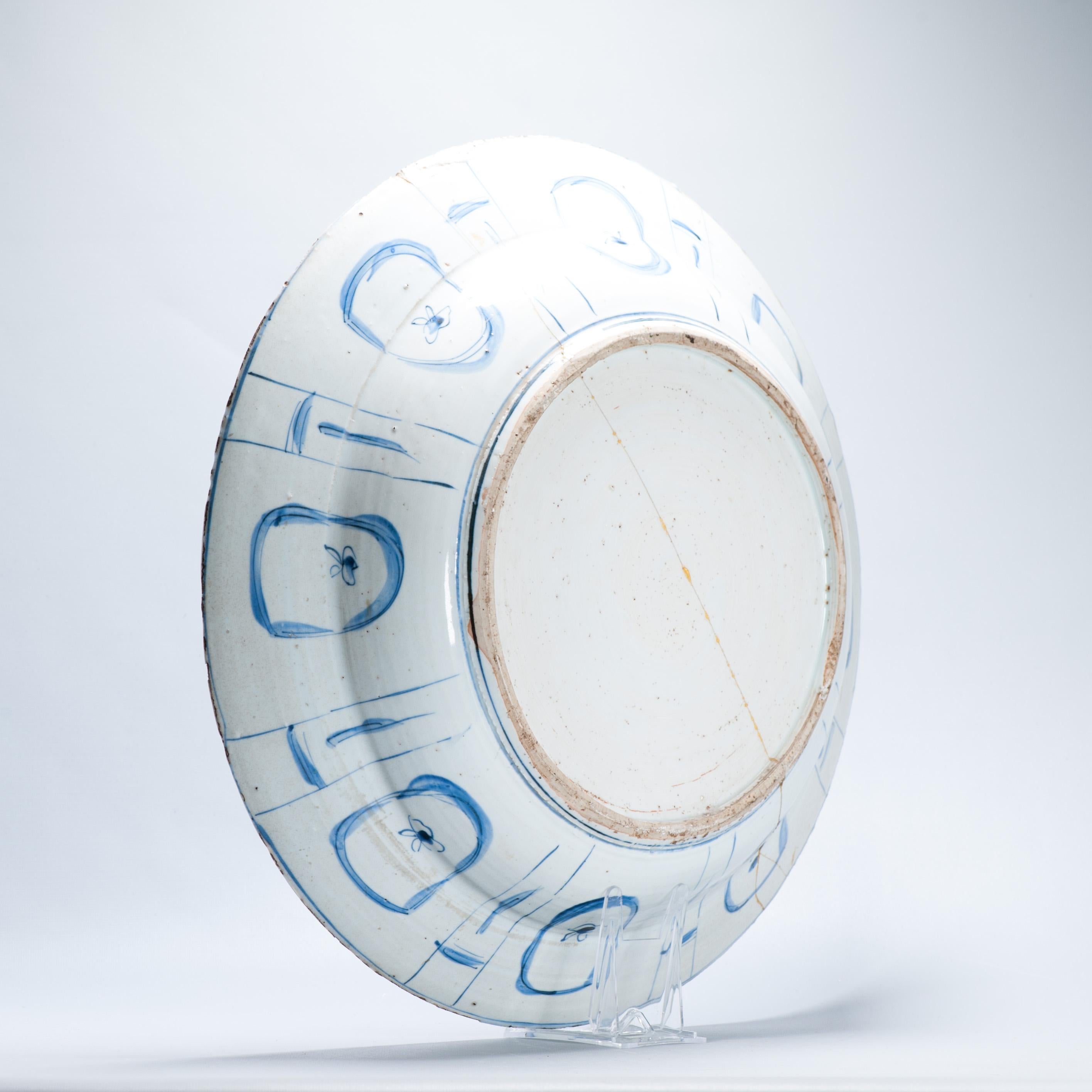 HUGE 47.5cm Antique Ming Chinese Porcelain Kraak Plate Whagon Wheel Ducks In Good Condition For Sale In Amsterdam, Noord Holland