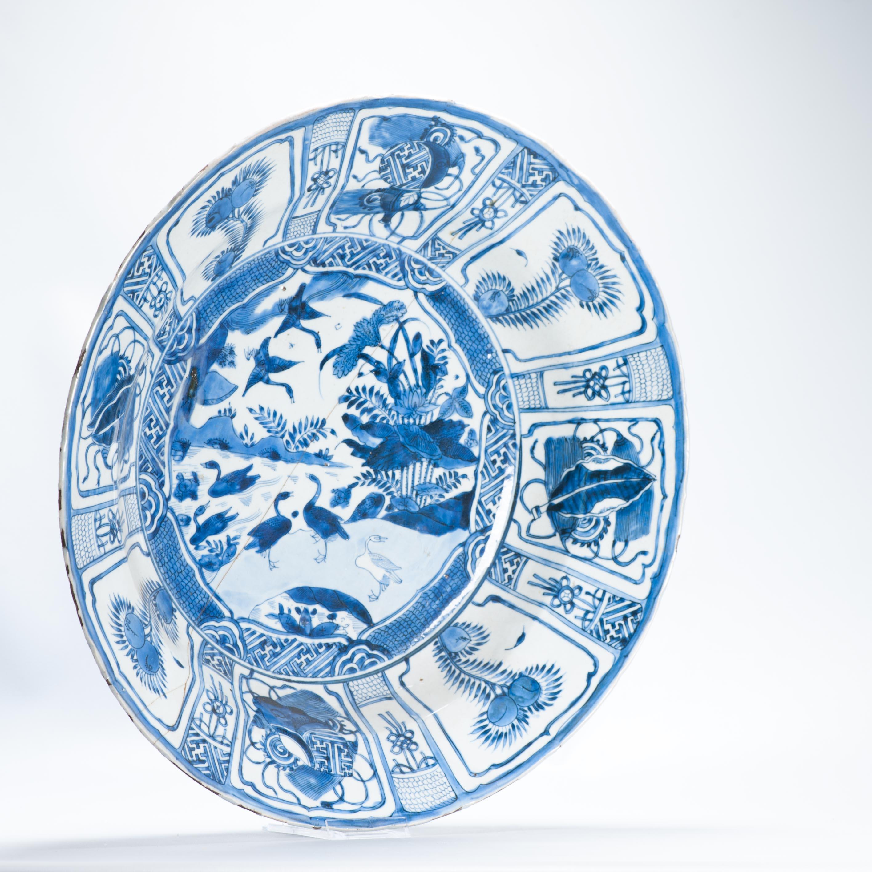 18th Century and Earlier HUGE 47.5cm Antique Ming Chinese Porcelain Kraak Plate Whagon Wheel Ducks For Sale