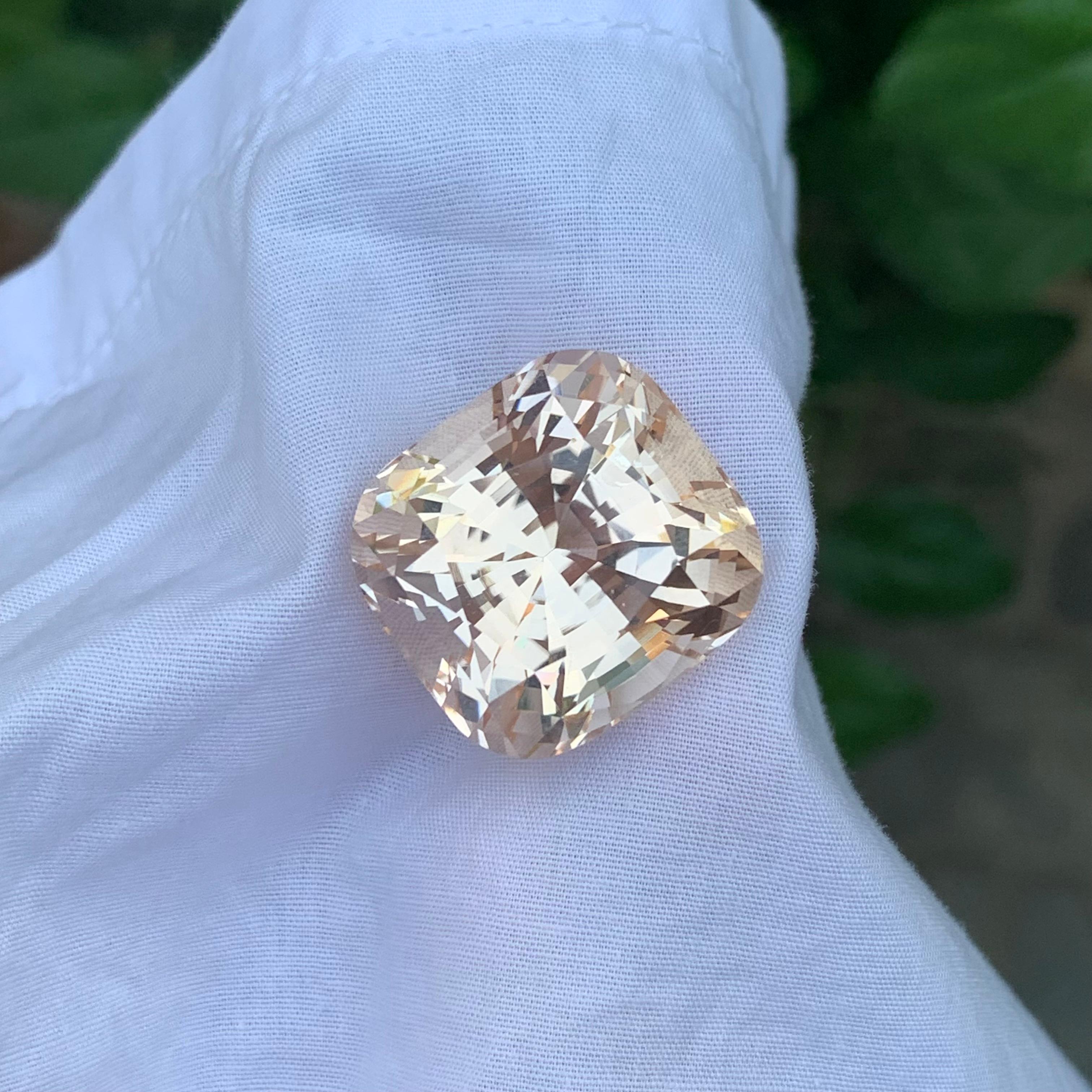 Tipo di gemma : Morganite
Peso : 50,00 Carati
Dimensioni: 21 x 19,7 x 17,5 mm
Origine : Afghanistan
Forma: Taglio a cuscino
Colore: Pesca
Certificato: Su richiesta

Si ritiene che la morganite porti guarigione, compassione e promesse a chi la
