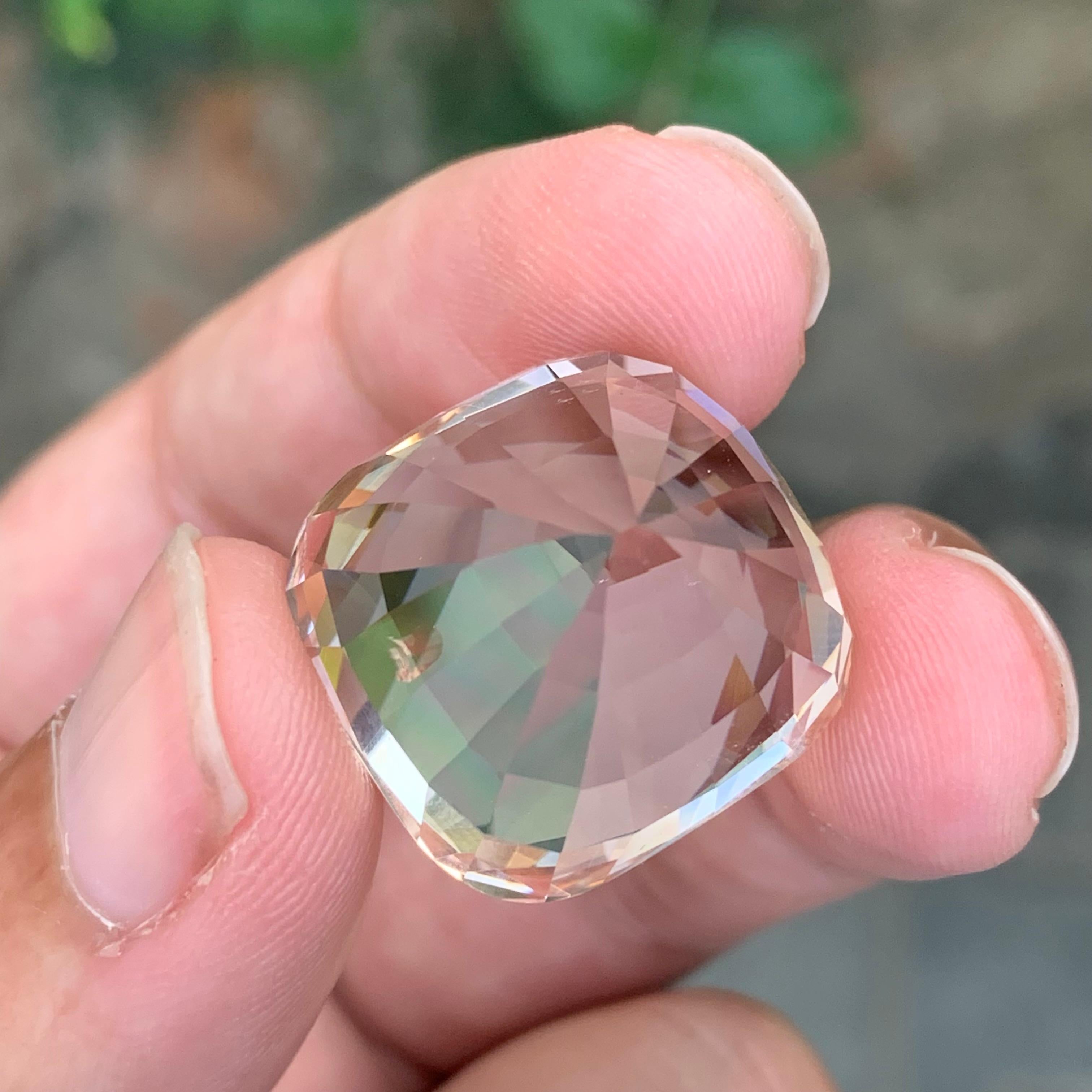 Enorme pietra Morganite sfaccettata naturale da 50,00 carati a forma di cuscino in vendita 3