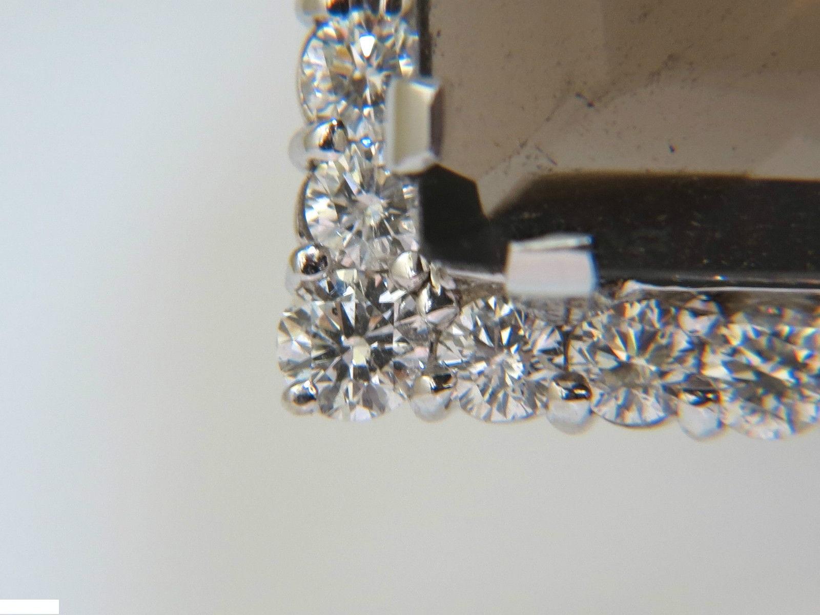 48.34ct.  Topazio naturale color cioccolato

27,2 X 21,3 mm

Chiarezza pulita

Brillante 

Diamanti laterali:

4,00ct. 

Round, tagli completi.

Colore G, chiarezza Vs-2

oro bianco 14kt

Eccellente scintillio 

46 grammi. 

Ingombro del ciondolo: