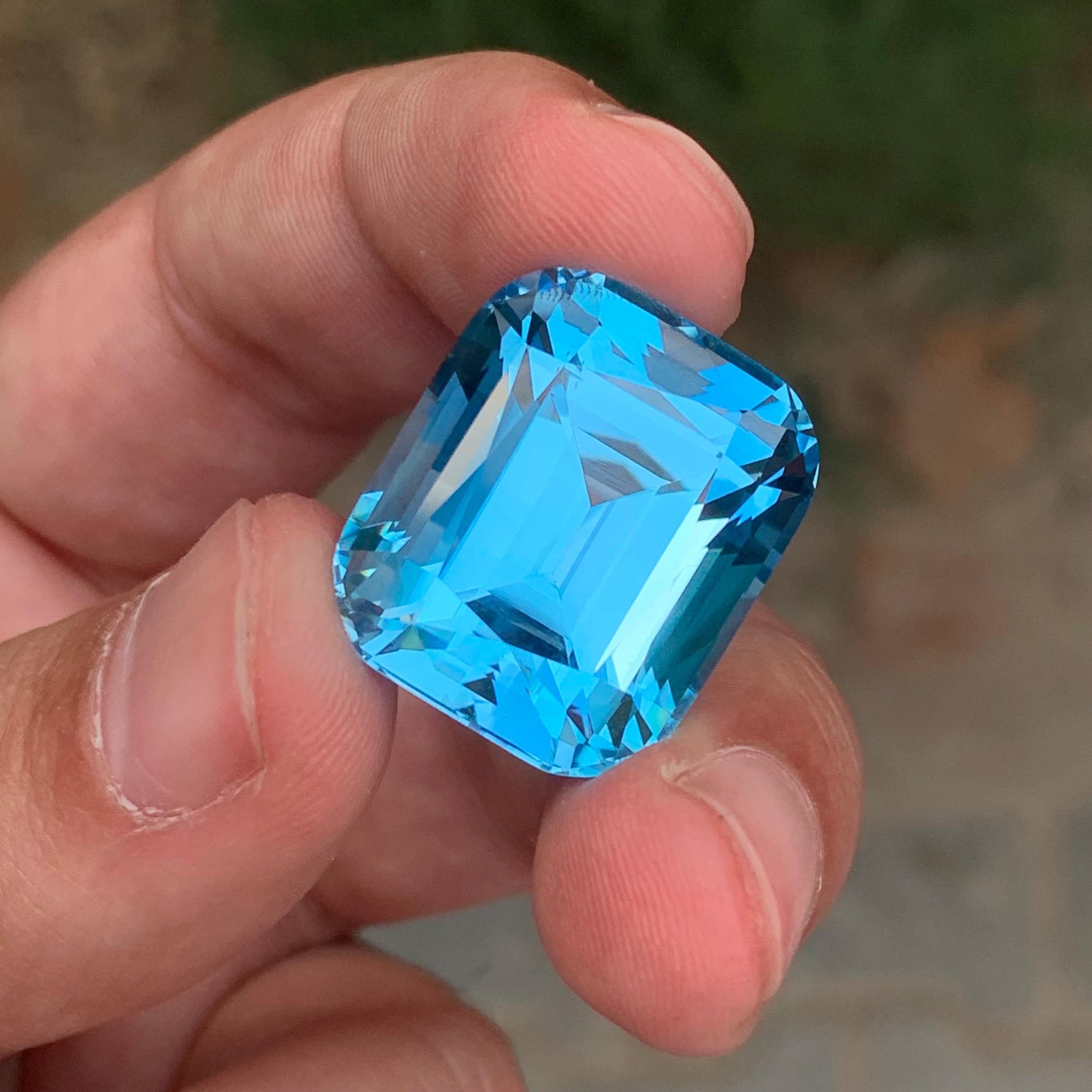 Facettierter Blautopas
Gewicht: 54,75 Karat
Abmessung: 22x18.5x15.6 Mm
Farbe: Blau 
Behandlung: Nicht
Zertifikat: Auf Anfrage
Der Schweizer Blautopas ist ein atemberaubender Edelstein, der für seinen leuchtenden, himmelblauen Farbton bekannt ist. Er