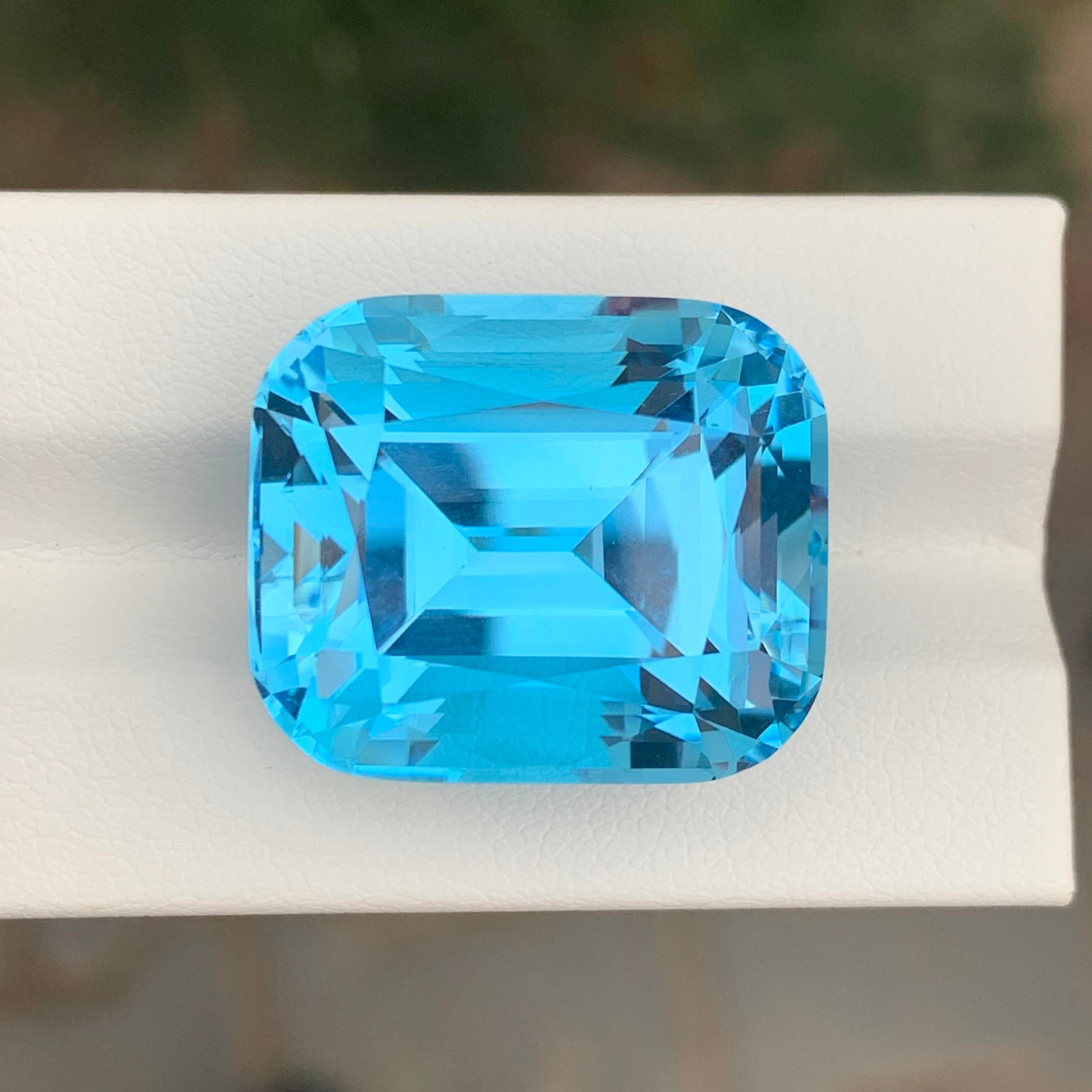 Riesiger 54,75 Karat loser Schweizer Blautopas Cushion Shape Edelstein (Kissenschliff) im Angebot