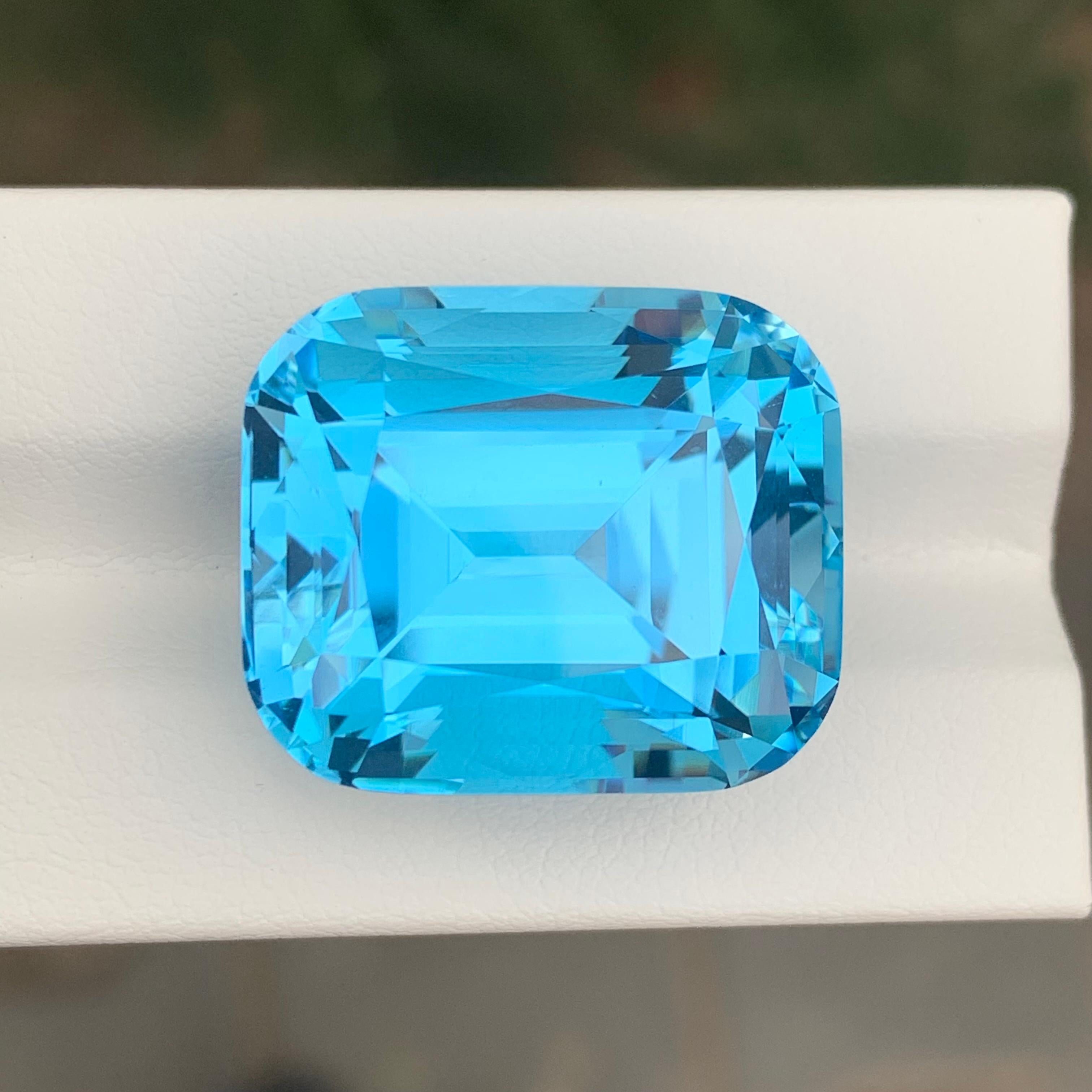 Riesiger 54,75 Karat loser Schweizer Blautopas Cushion Shape Edelstein im Zustand „Neu“ im Angebot in Brisbane, AU