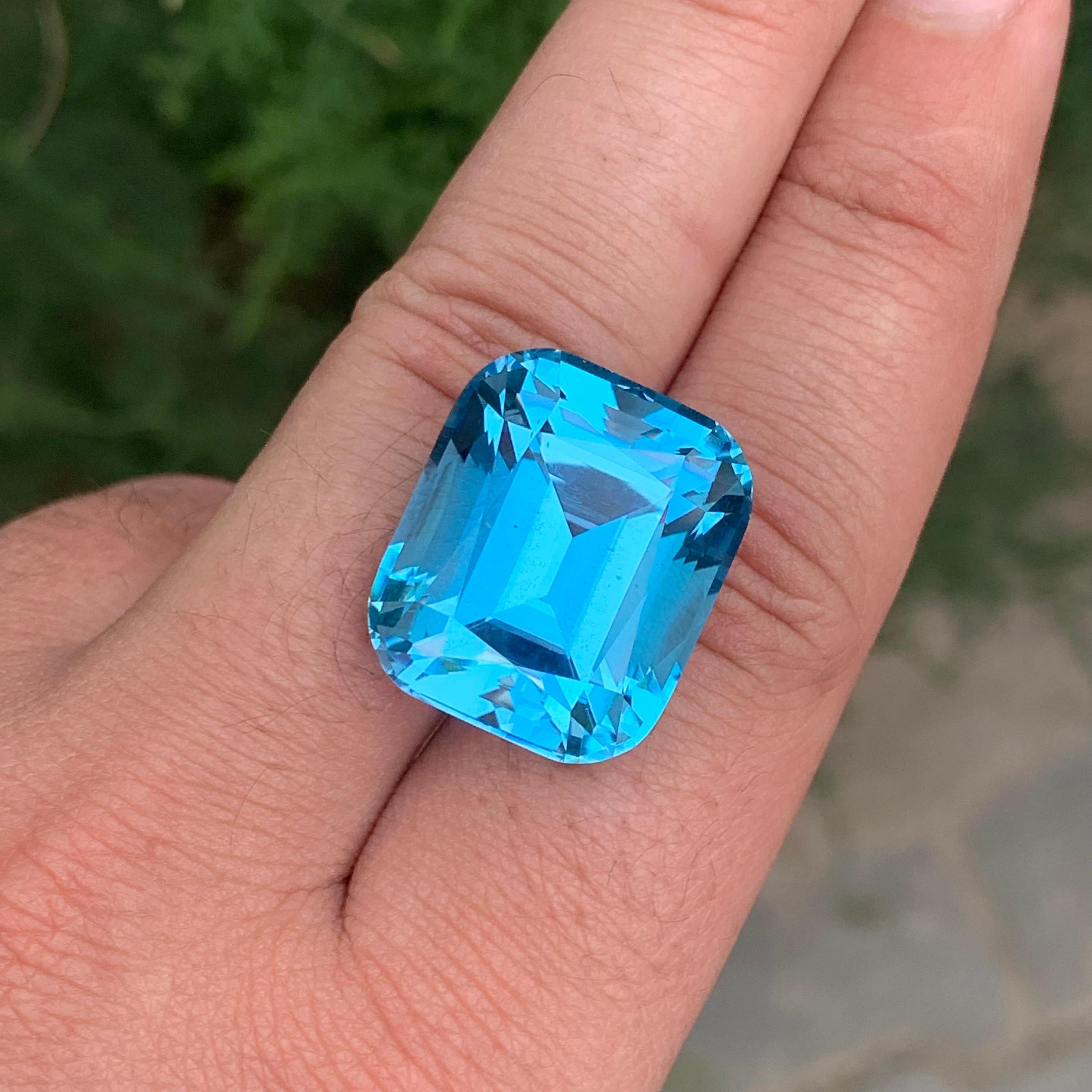 Riesiger 54,75 Karat loser Schweizer Blautopas Cushion Shape Edelstein für Damen oder Herren im Angebot