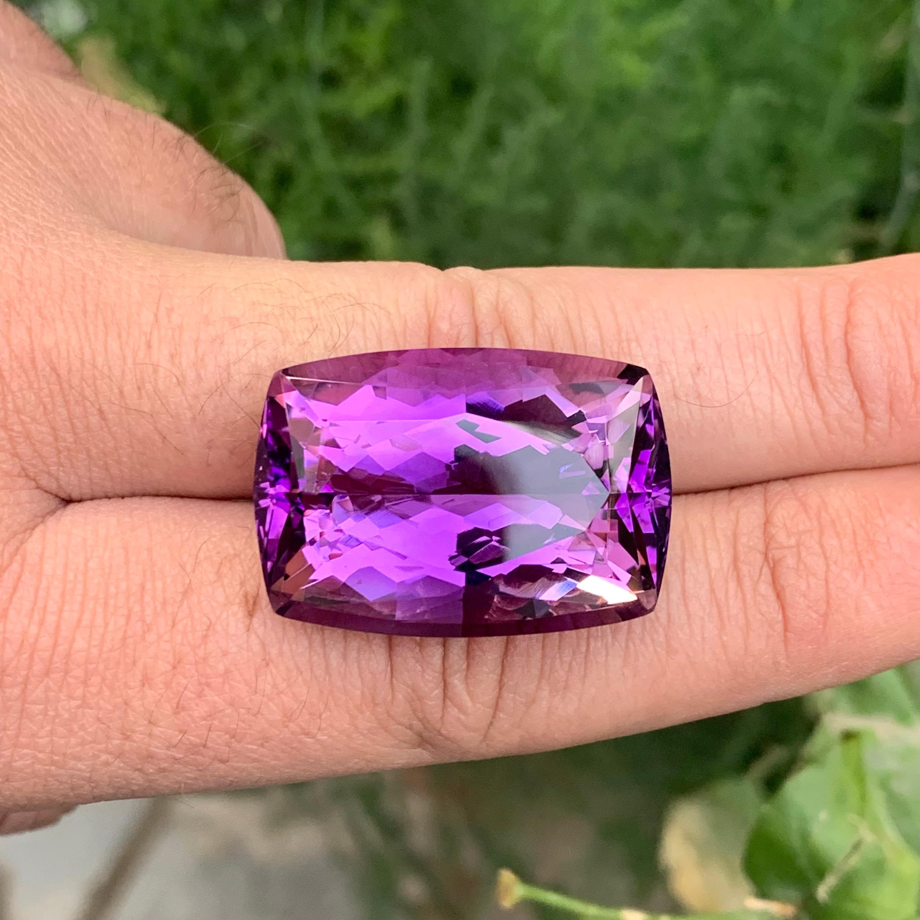 A. Stone: Ametista
Peso : 61,55 Carati
Dimensioni: 29 x 20 x 15 Mm
Origine: Brasile
Forma: A forma di Can 
Colore: viola
Trattamento: Non
Certificato: Su richiesta del cliente

L'ametista, una straordinaria varietà di quarzo di colore viola, è nota