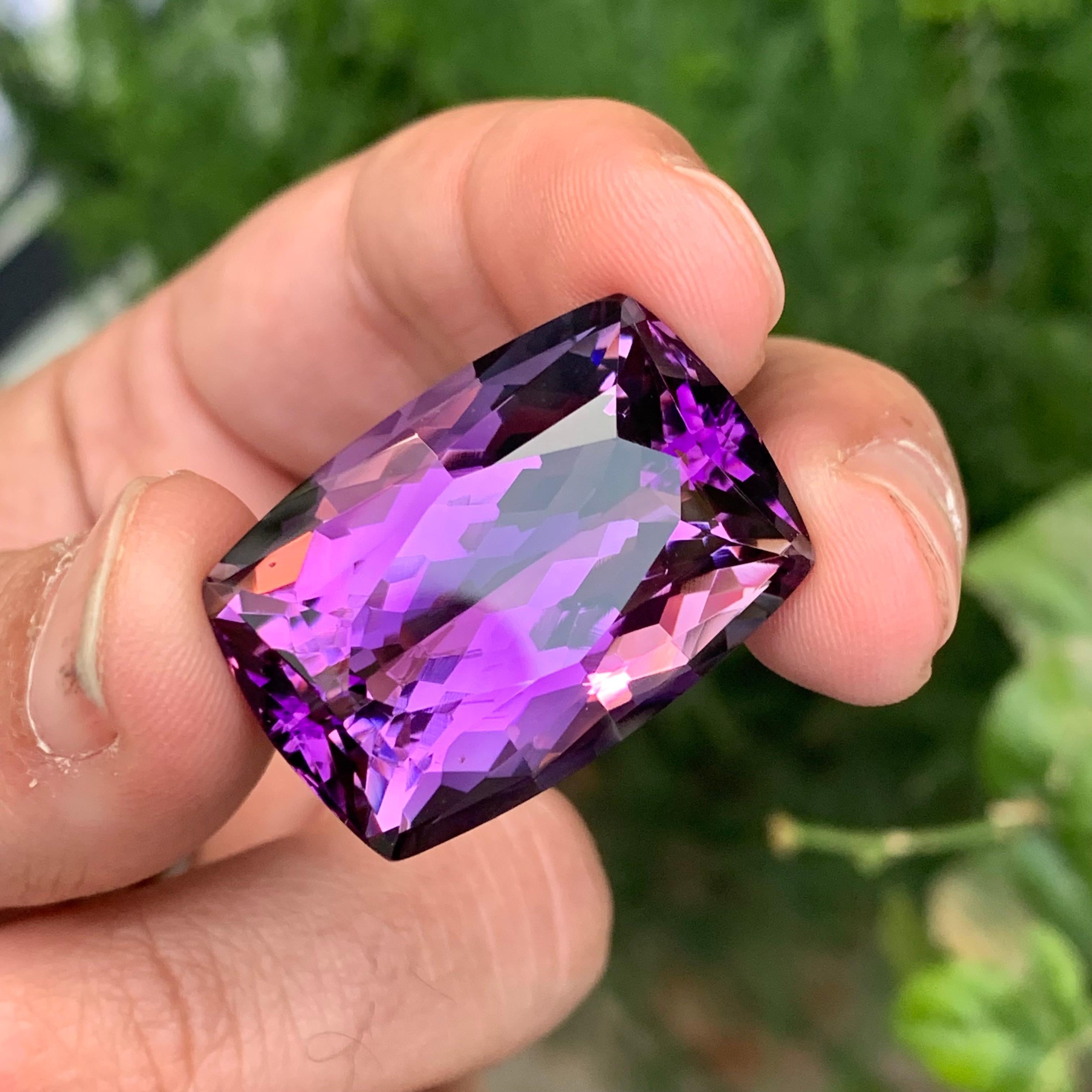 Taglio smeraldo Enorme gemma a forma di Can di ametista viola lavanda sfusa da 61,55 carati Nature in vendita