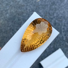 Enorme pietra citrina naturale sciolta a forma di pera lunga da 61,60 carati tagliata al laser