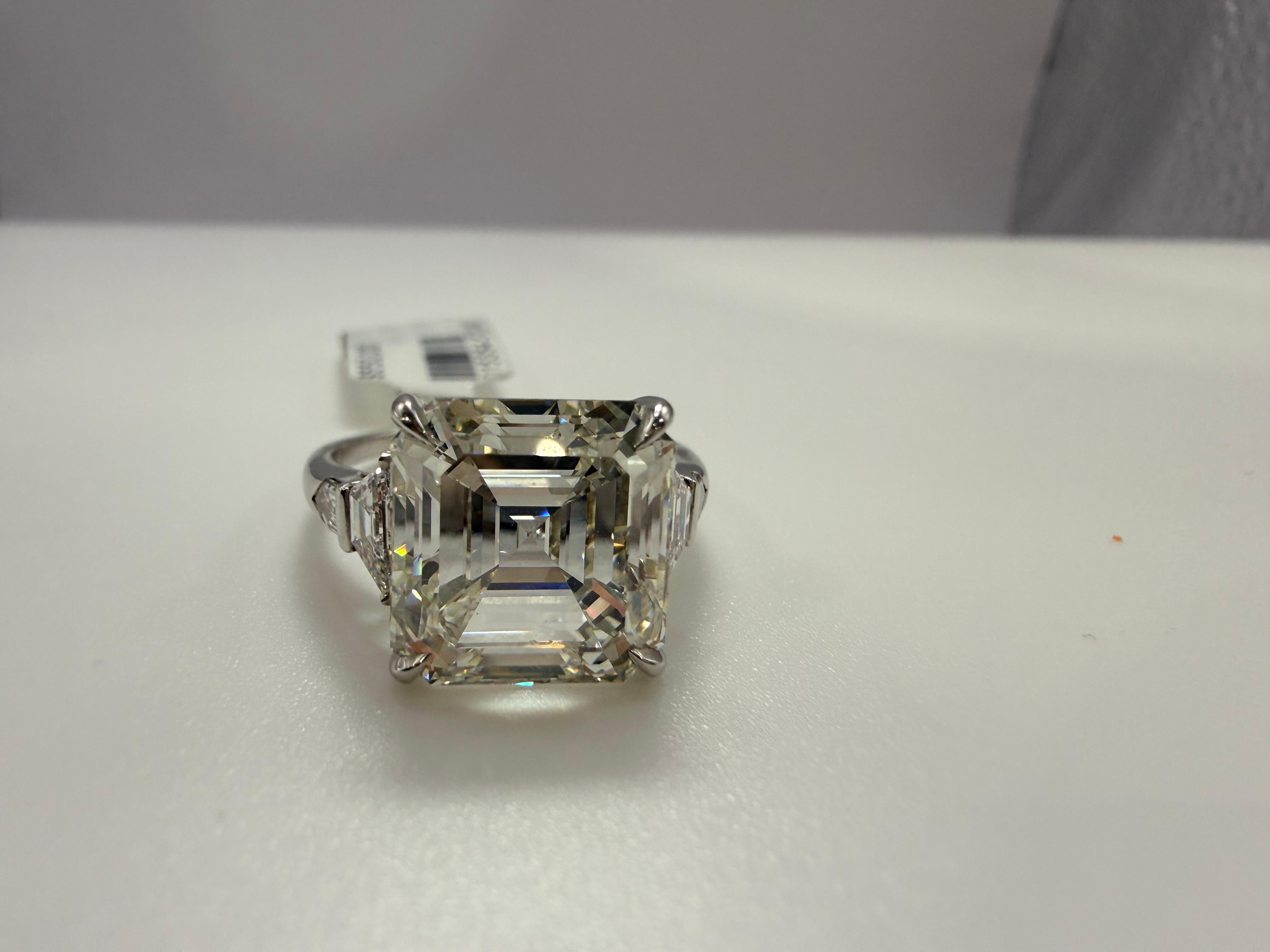 Un très rare diamant Asscher naturel de 7,37 carats, flanqué de deux diamants de chaque côté, réalisé en platine, diamant central certifié GIA. Renseignez-vous sur le GIA et nous vous l'enverrons.

**Tous les articles quittent nos locaux avec un