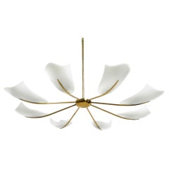 Grand lustre moderne du milieu du siècle dernier, à 8 bras en laiton avec grands abat-jours en plexiglas