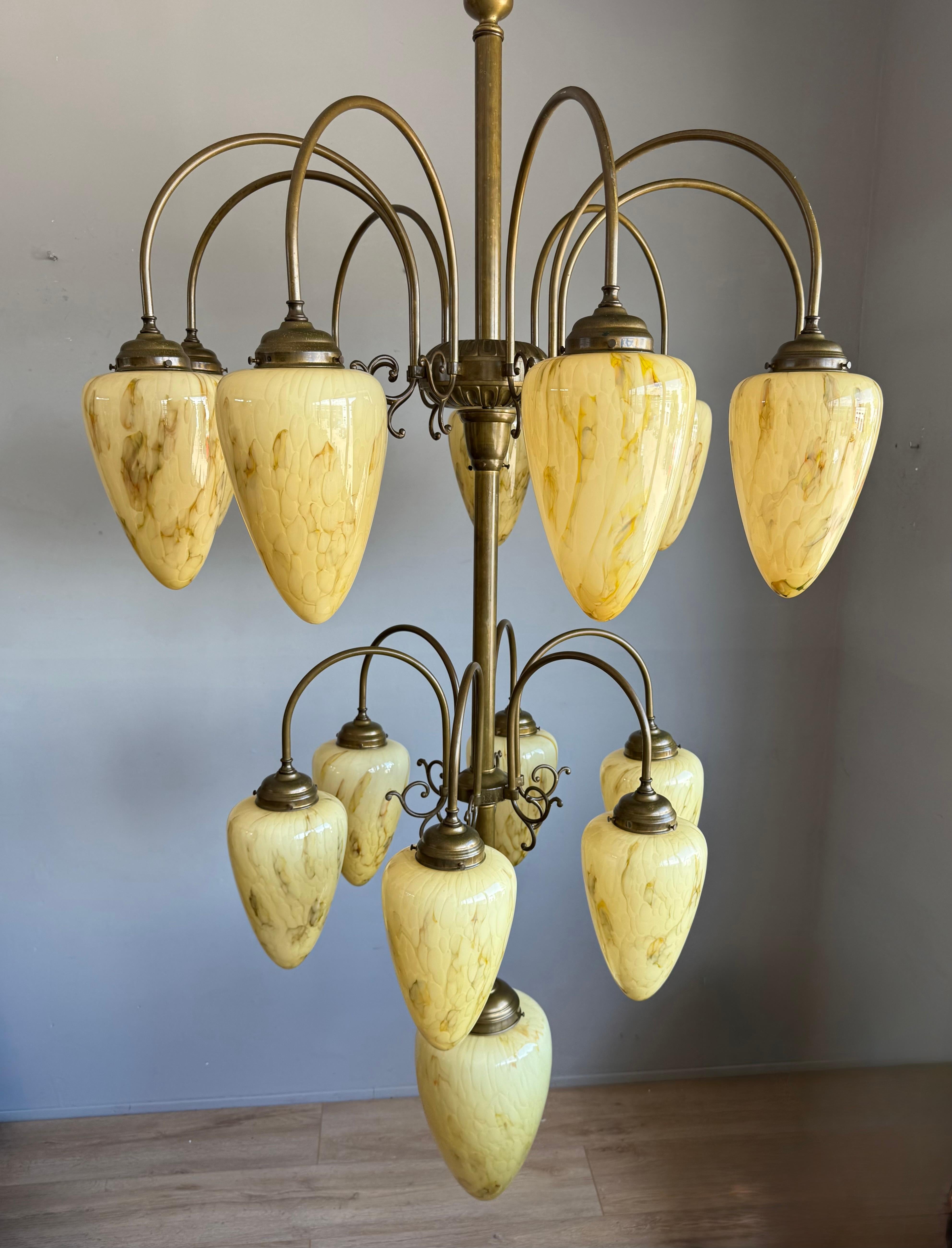 Énorme lustre pendentif en laiton et verre marbré 16x, de 9 pieds de haut, de style Deco en vente 2
