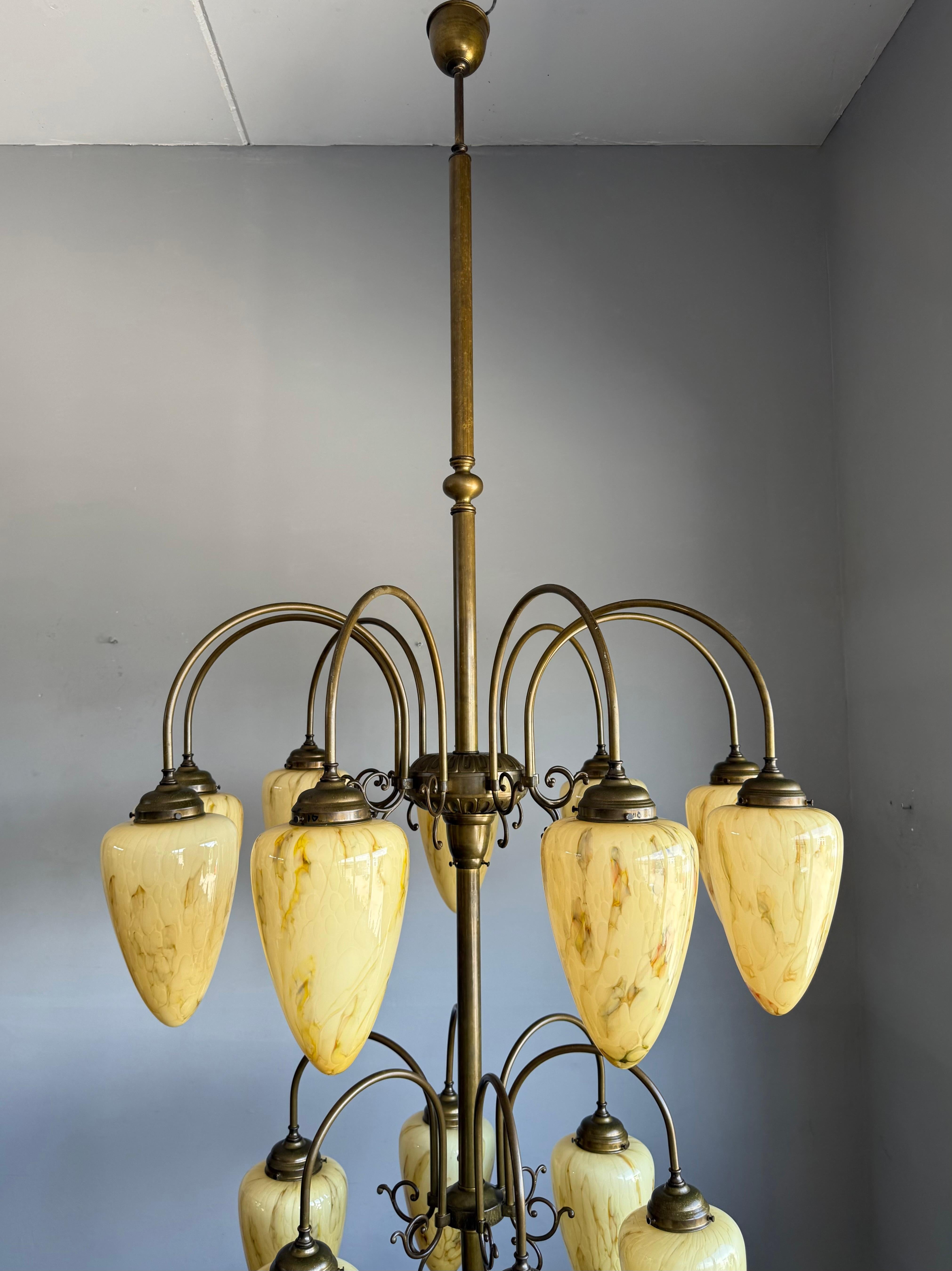 Énorme lustre pendentif en laiton et verre marbré 16x, de 9 pieds de haut, de style Deco en vente 3