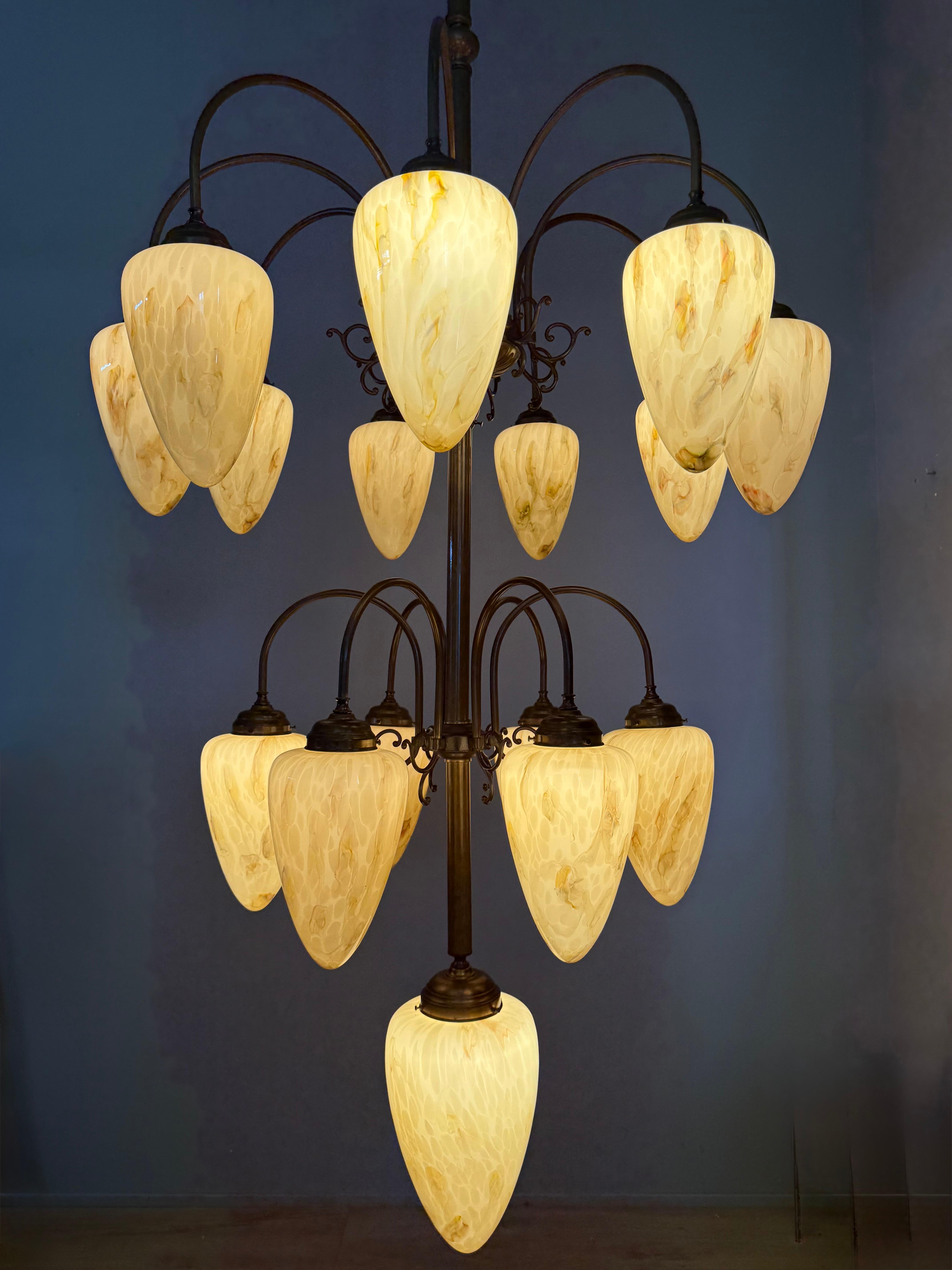 Énorme lustre pendentif en laiton et verre marbré 16x, de 9 pieds de haut, de style Deco en vente 6