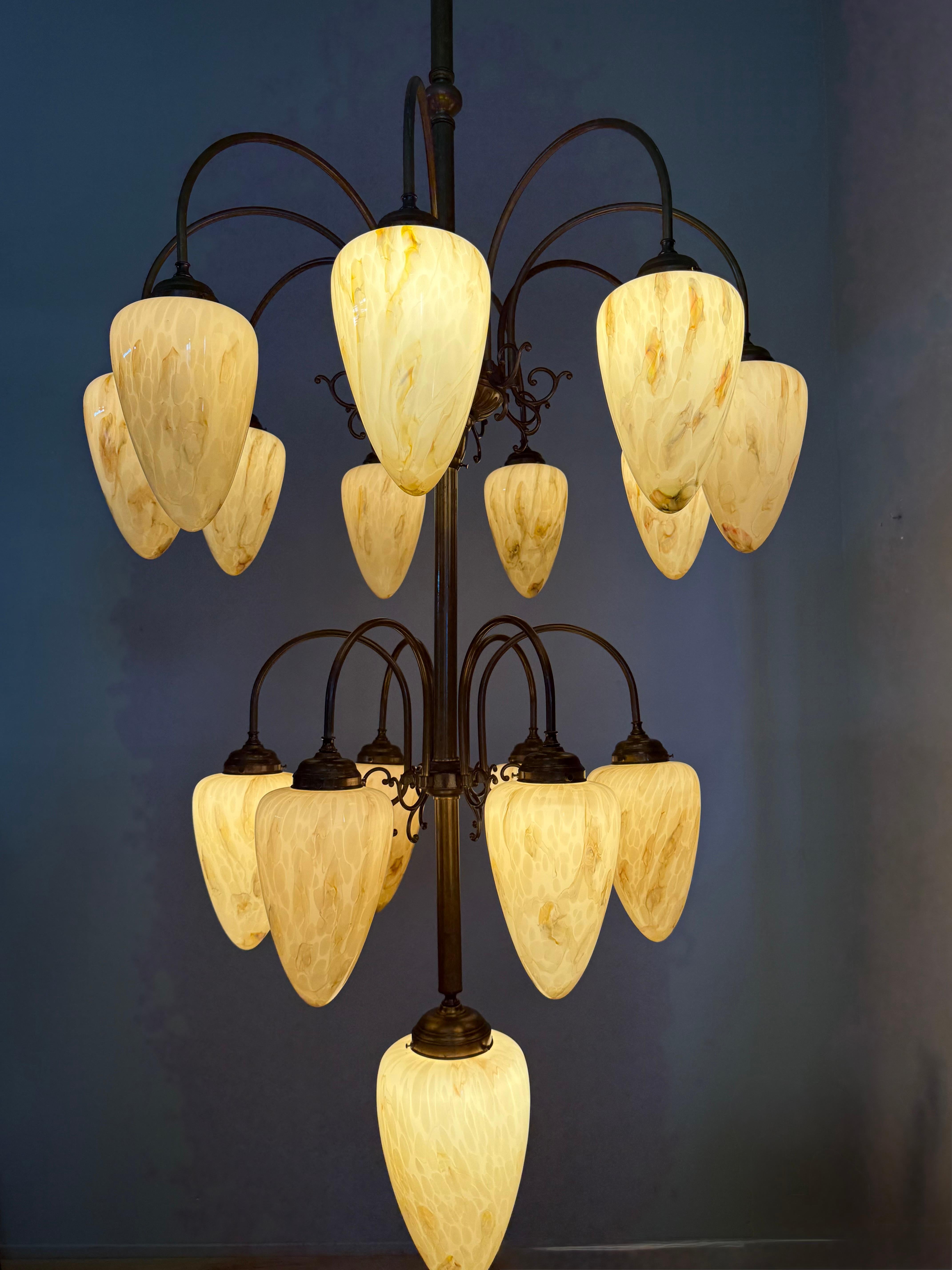 Énorme lustre pendentif en laiton et verre marbré 16x, de 9 pieds de haut, de style Deco en vente 7