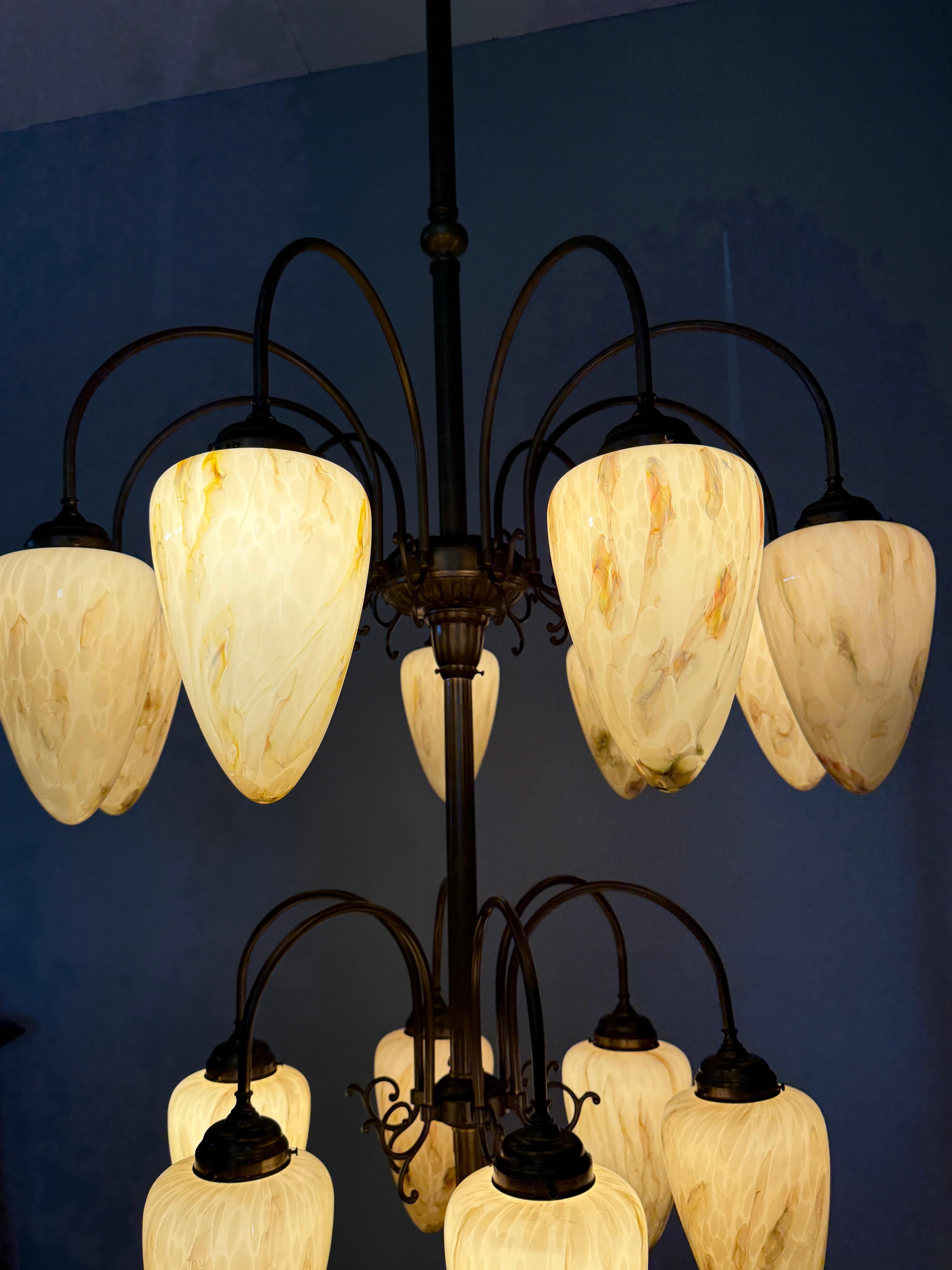 Énorme lustre pendentif en laiton et verre marbré 16x, de 9 pieds de haut, de style Deco en vente 8