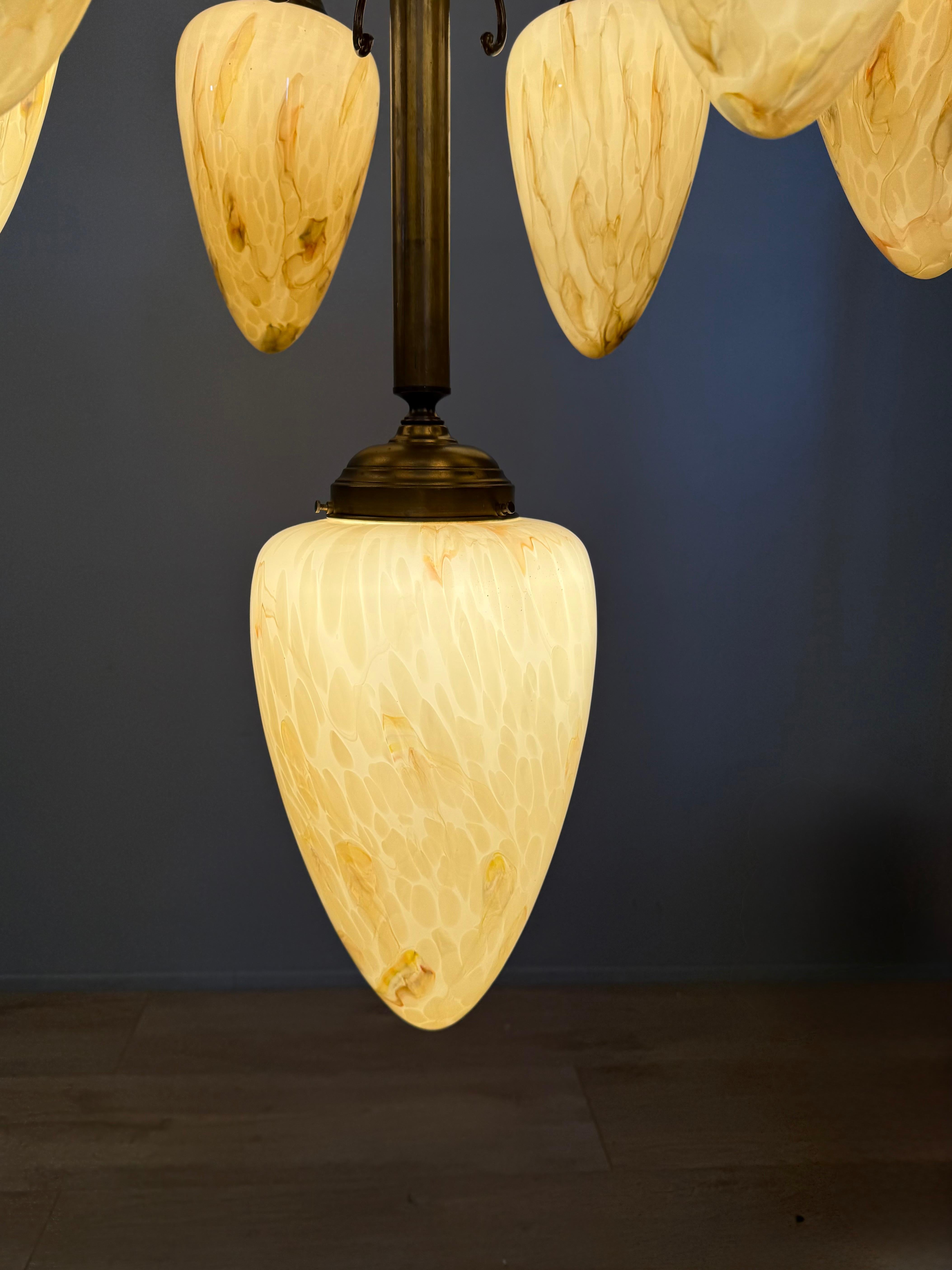 Énorme lustre pendentif en laiton et verre marbré 16x, de 9 pieds de haut, de style Deco en vente 9