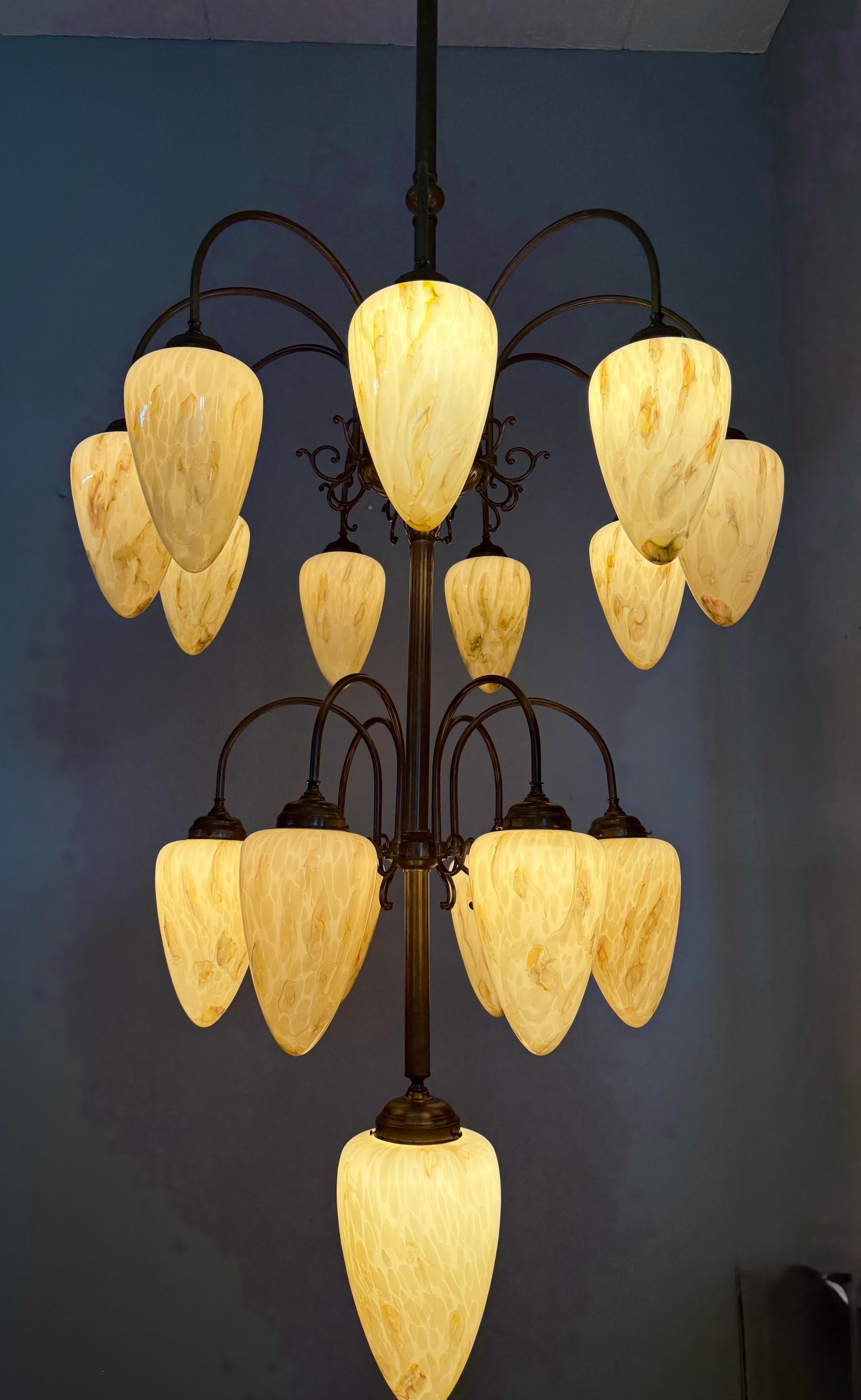 Énorme lustre pendentif en laiton et verre marbré 16x, de 9 pieds de haut, de style Deco en vente 10