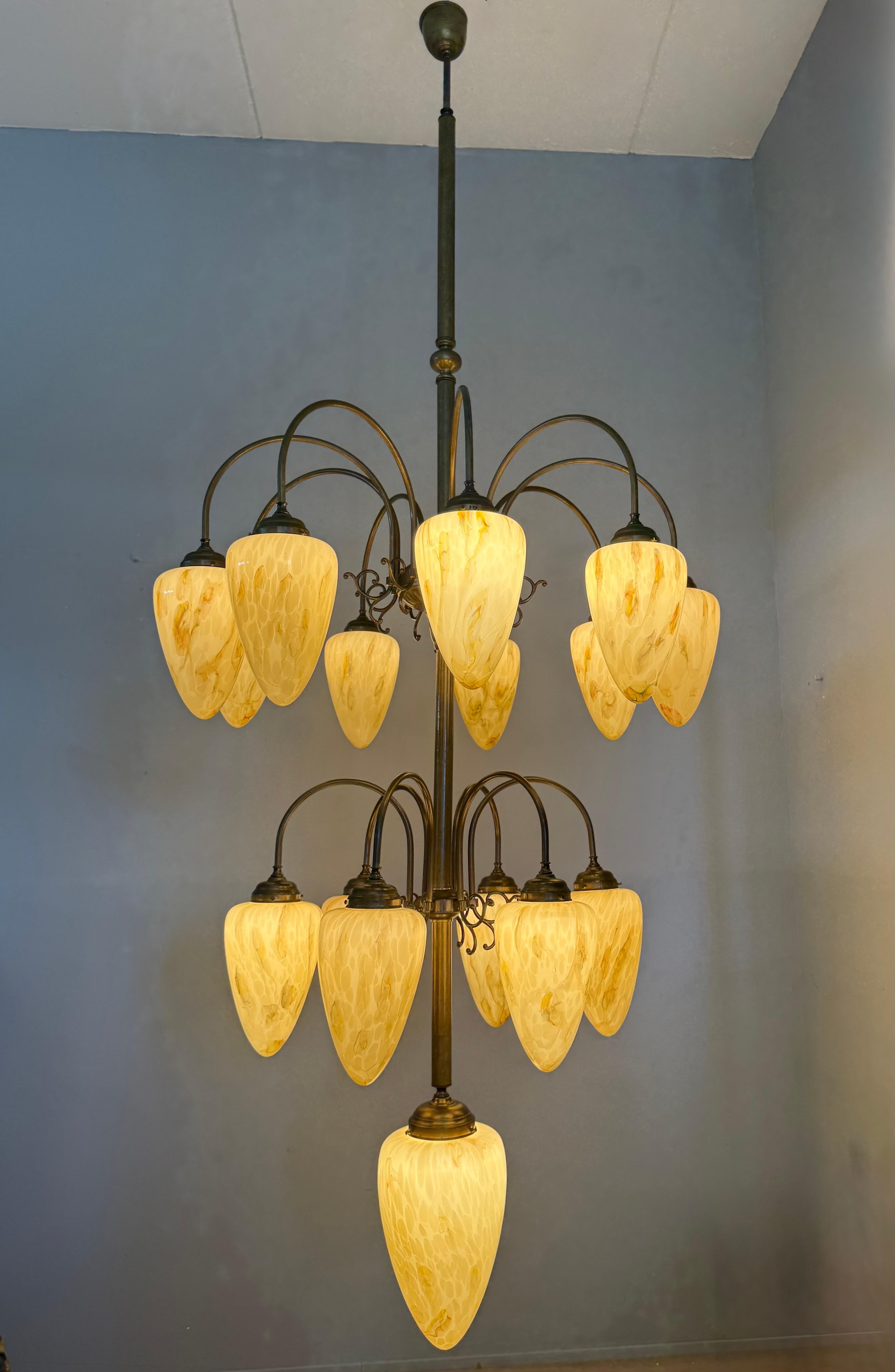 Énorme lustre pendentif en laiton et verre marbré 16x, de 9 pieds de haut, de style Deco en vente 11