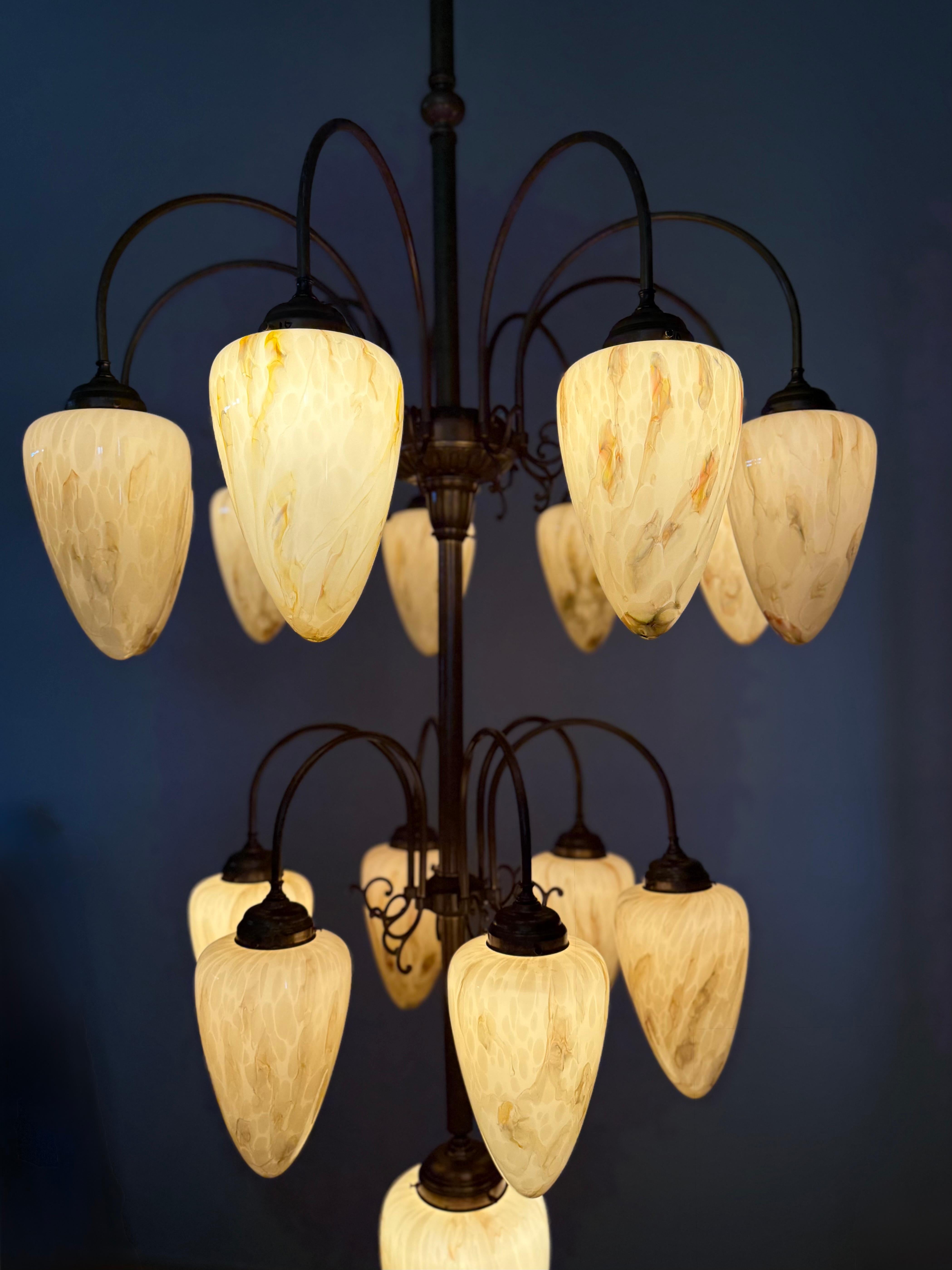 Énorme lustre pendentif en laiton et verre marbré 16x, de 9 pieds de haut, de style Deco en vente 12