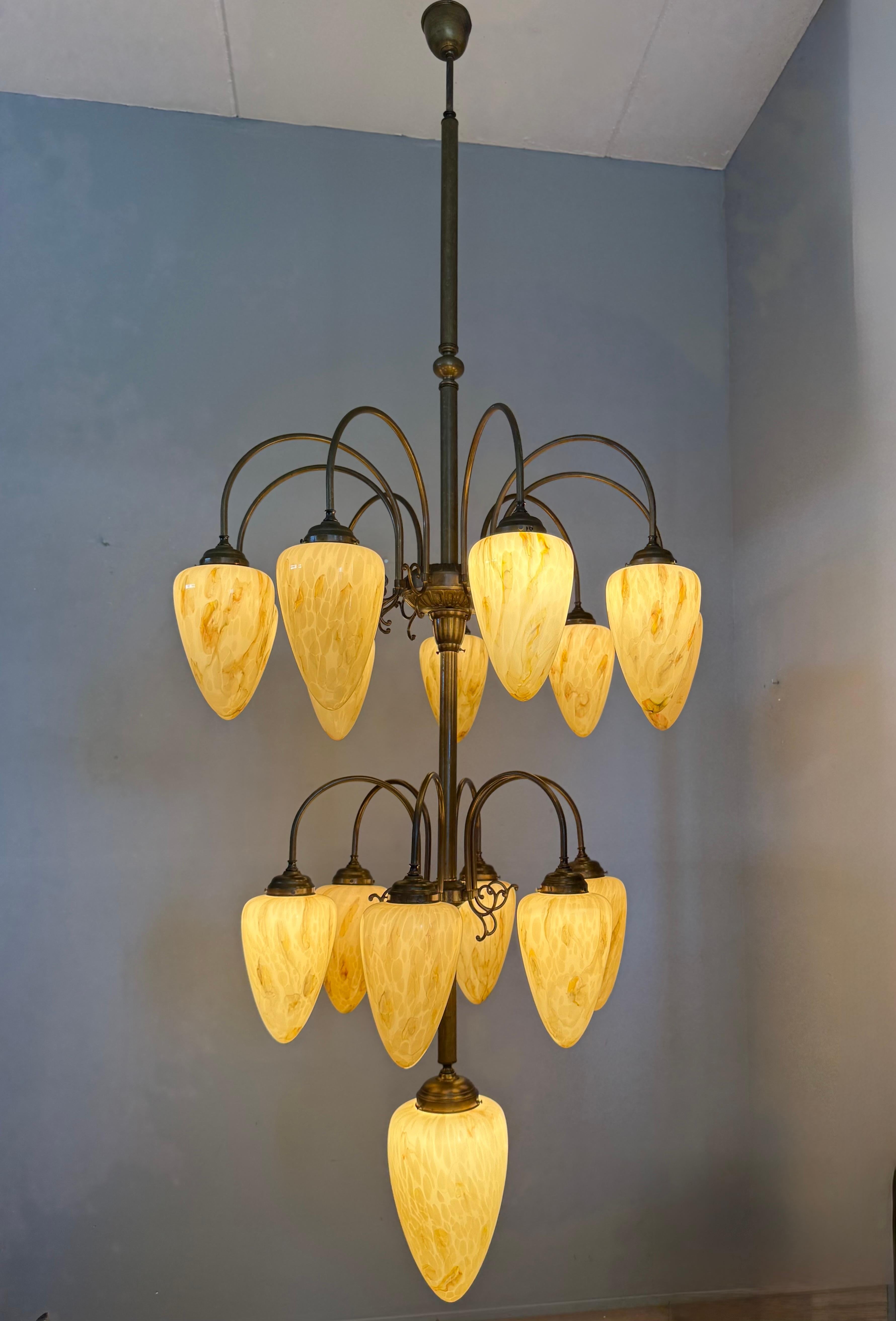 Mid-Century Modern Énorme lustre pendentif en laiton et verre marbré 16x, de 9 pieds de haut, de style Deco en vente