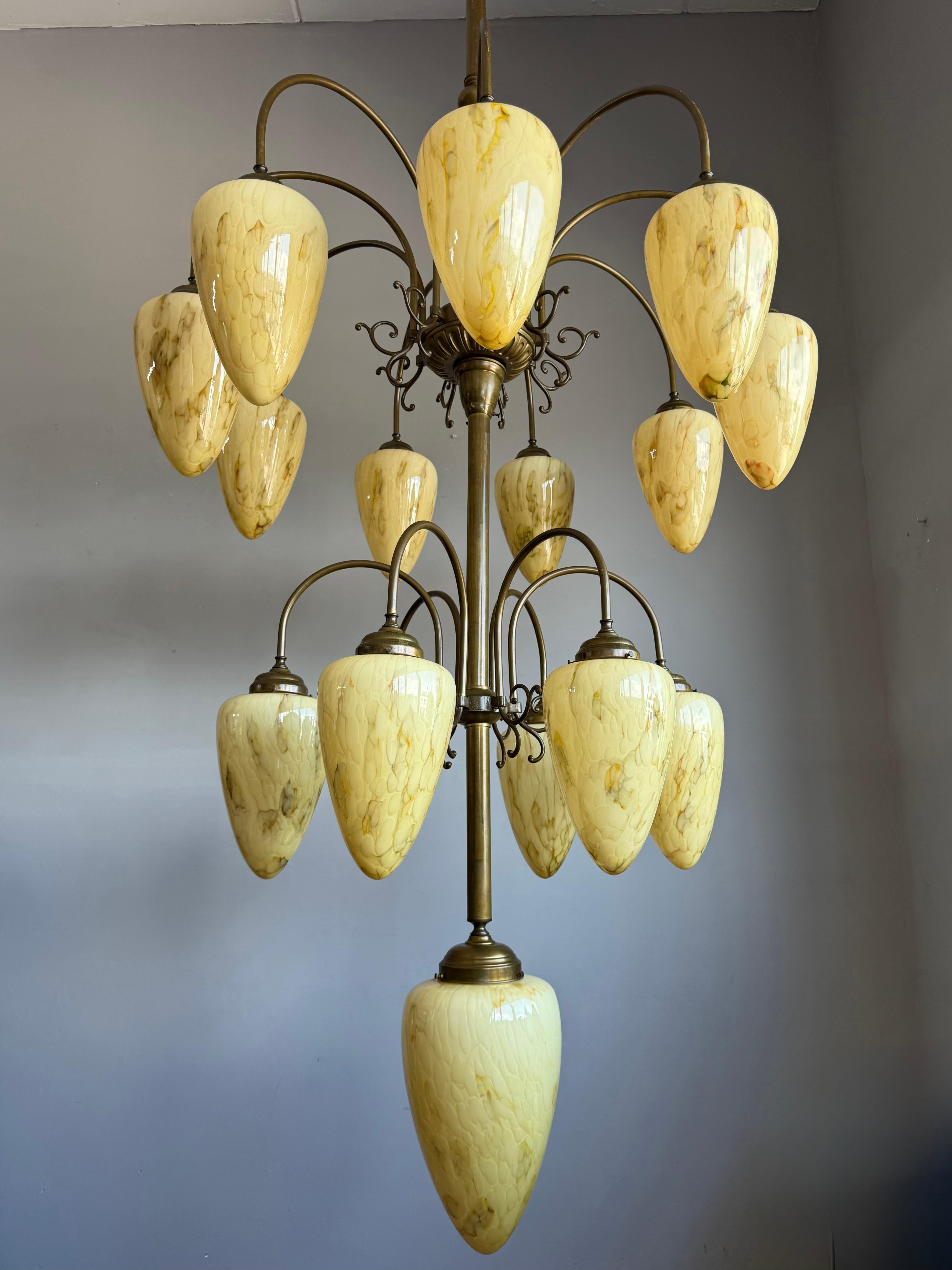 Néerlandais Énorme lustre pendentif en laiton et verre marbré 16x, de 9 pieds de haut, de style Deco en vente
