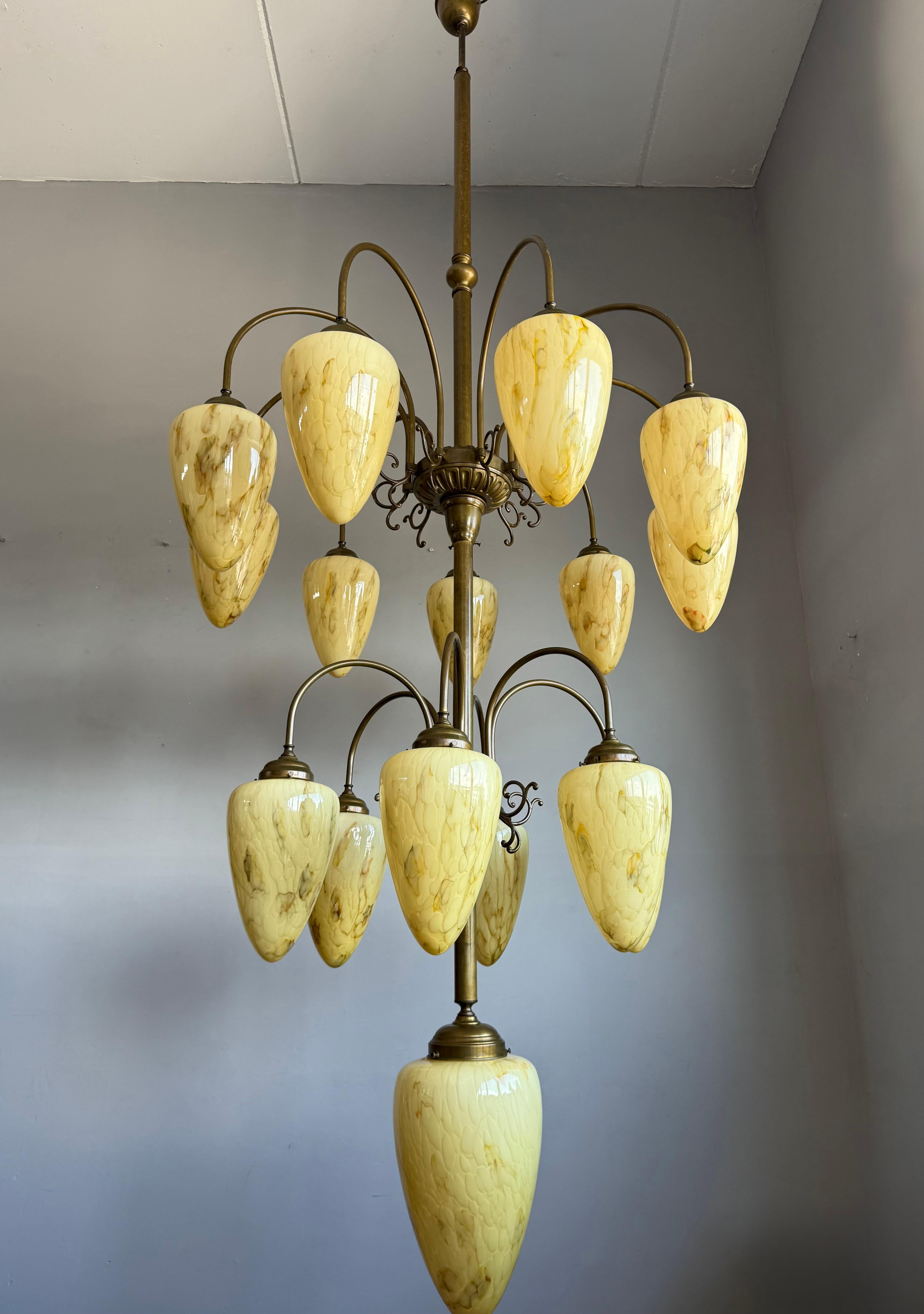 Fait main Énorme lustre pendentif en laiton et verre marbré 16x, de 9 pieds de haut, de style Deco en vente