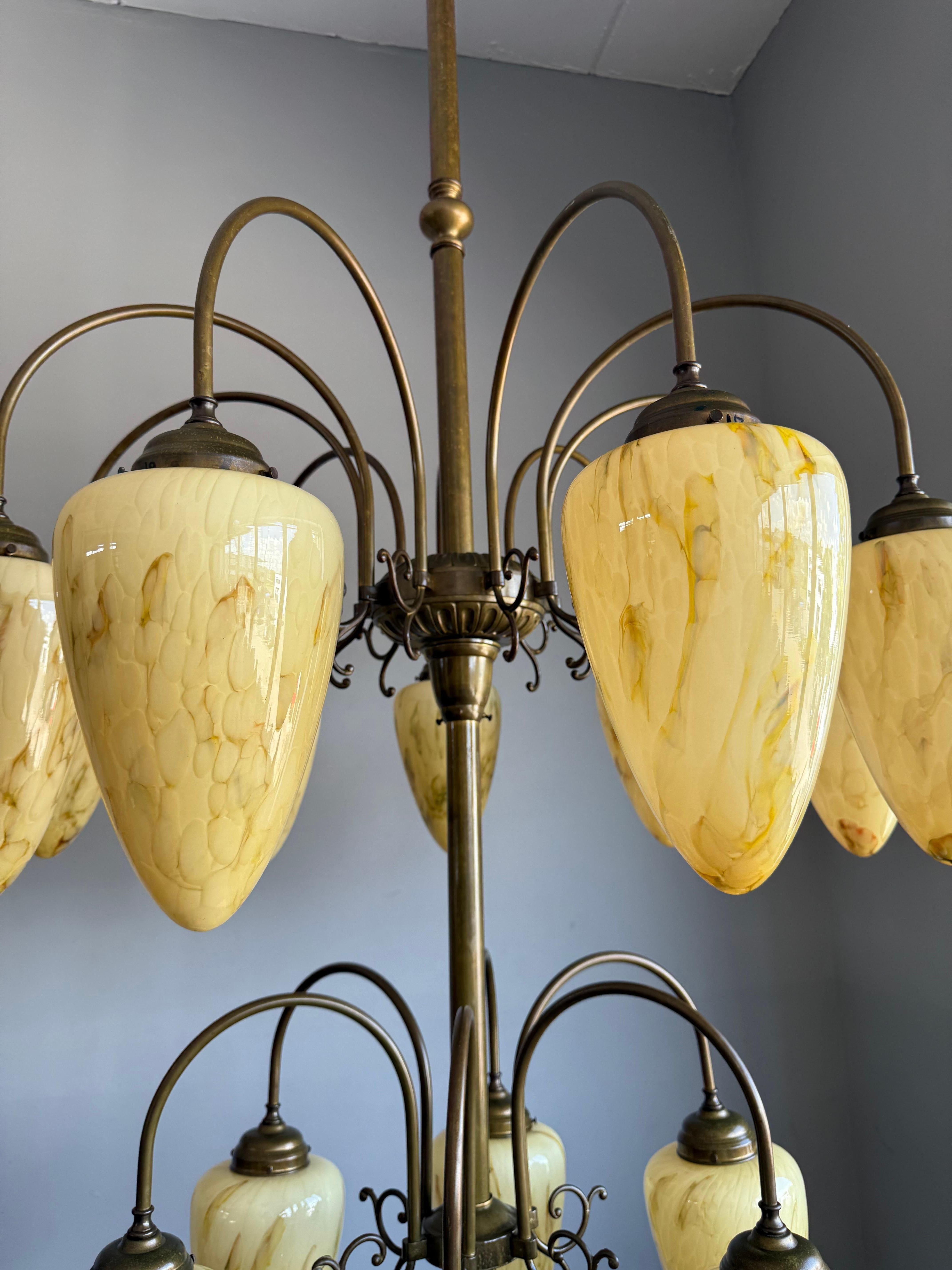 Énorme lustre pendentif en laiton et verre marbré 16x, de 9 pieds de haut, de style Deco Bon état - En vente à Lisse, NL