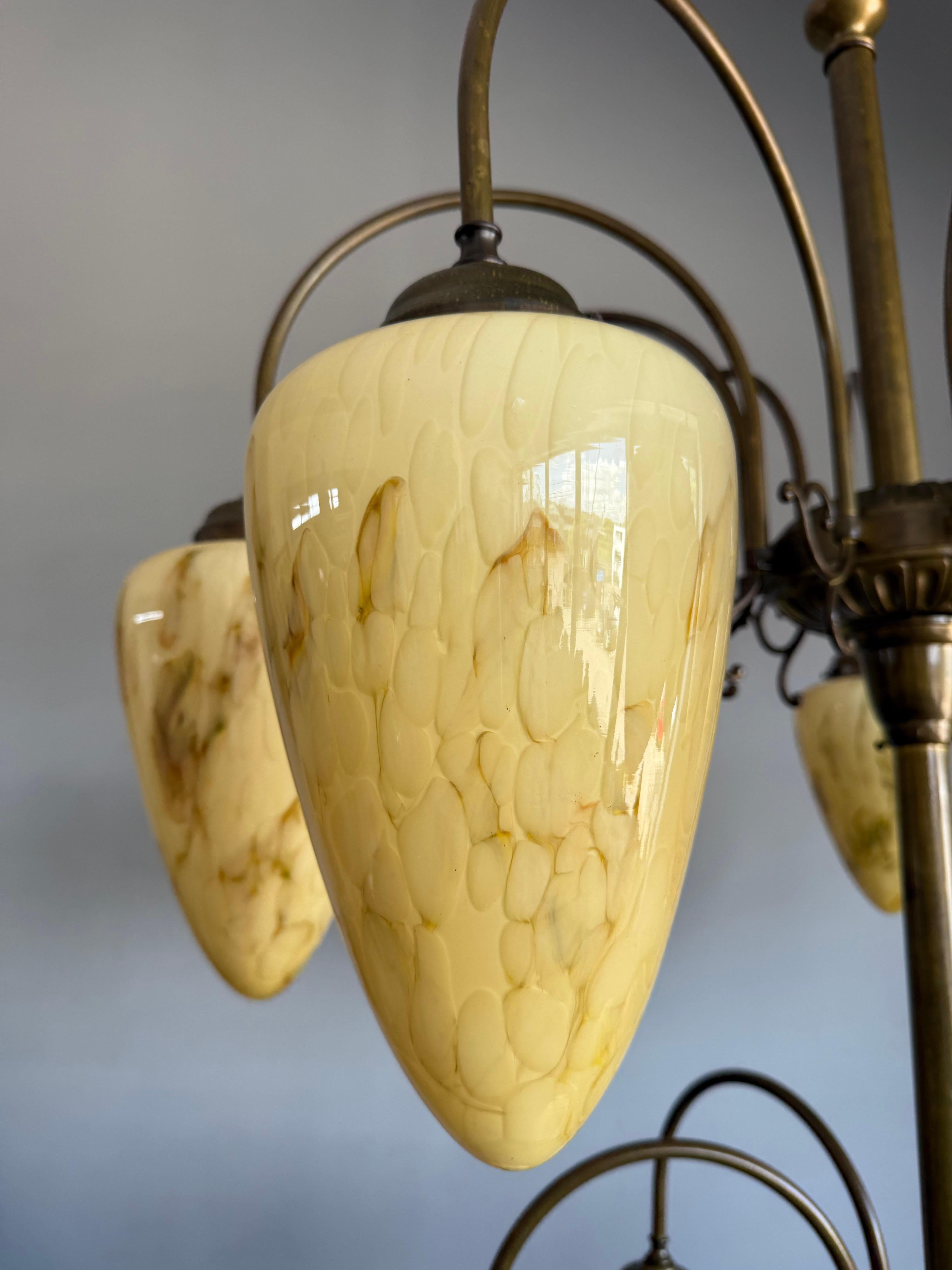 20ième siècle Énorme lustre pendentif en laiton et verre marbré 16x, de 9 pieds de haut, de style Deco en vente