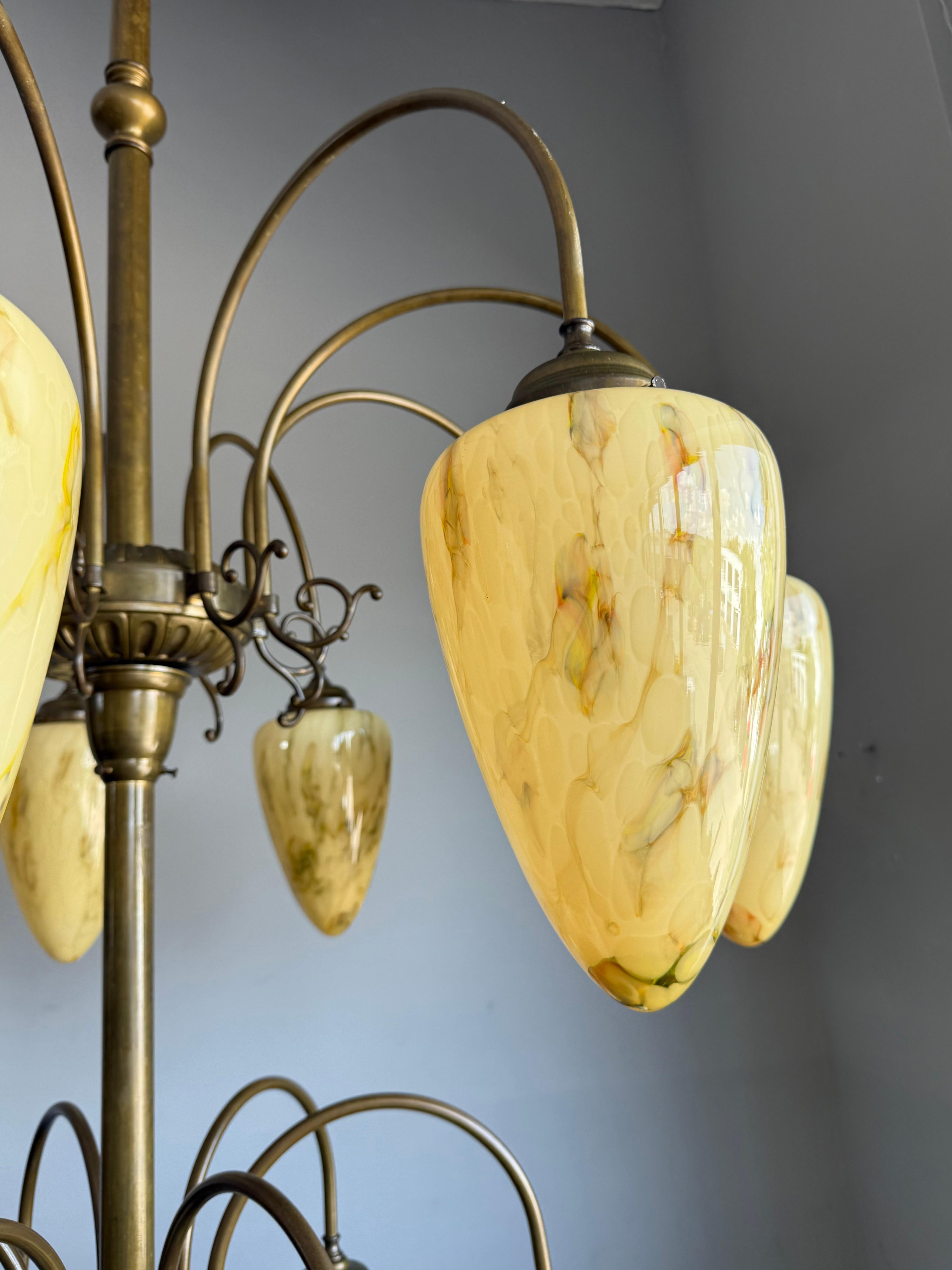 Verre Énorme lustre pendentif en laiton et verre marbré 16x, de 9 pieds de haut, de style Deco en vente