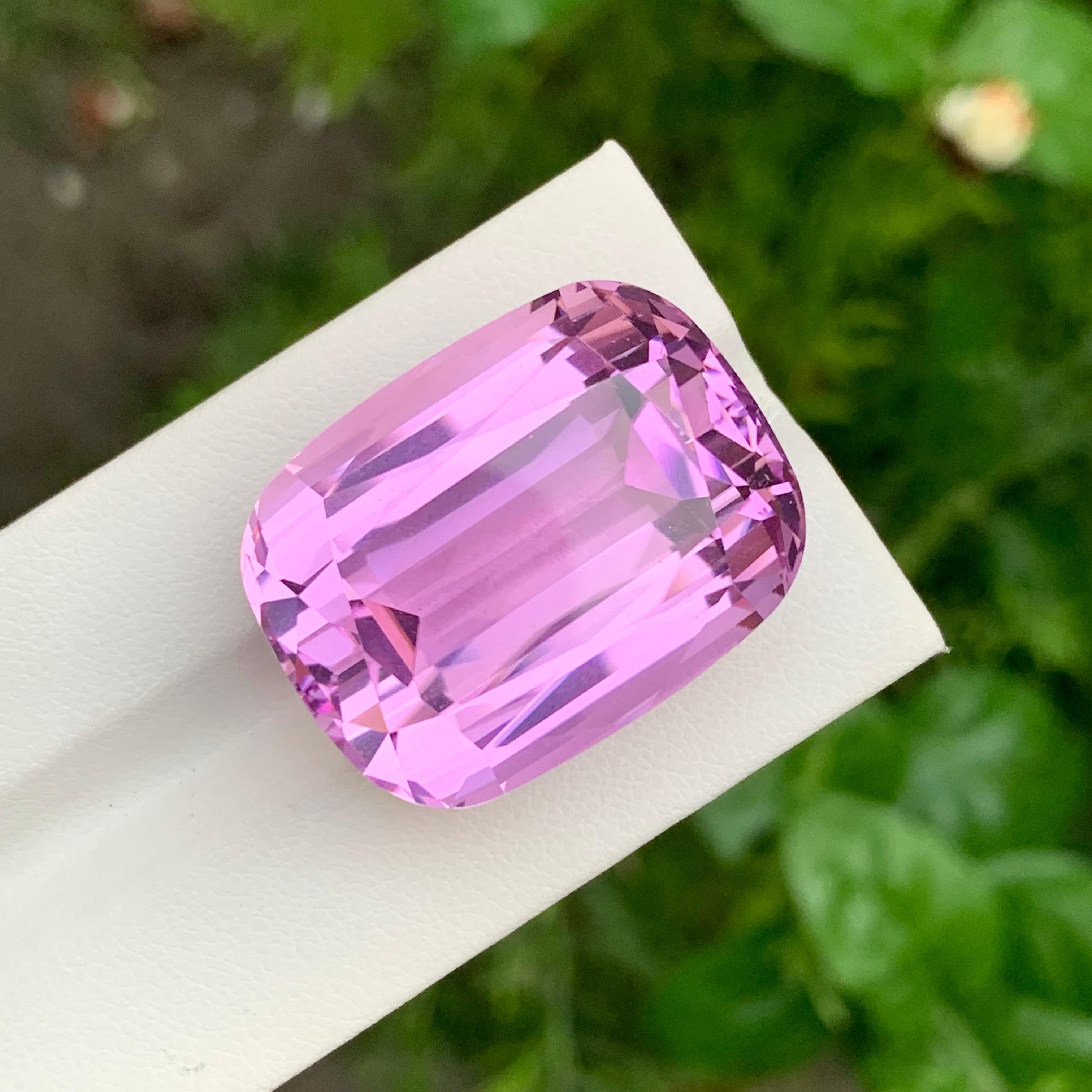 Arts and Crafts Enorme gemma a forma di cuscino di Kunzite rosa pulita da 90,35 carati proveniente dall'Afghanistan in vendita