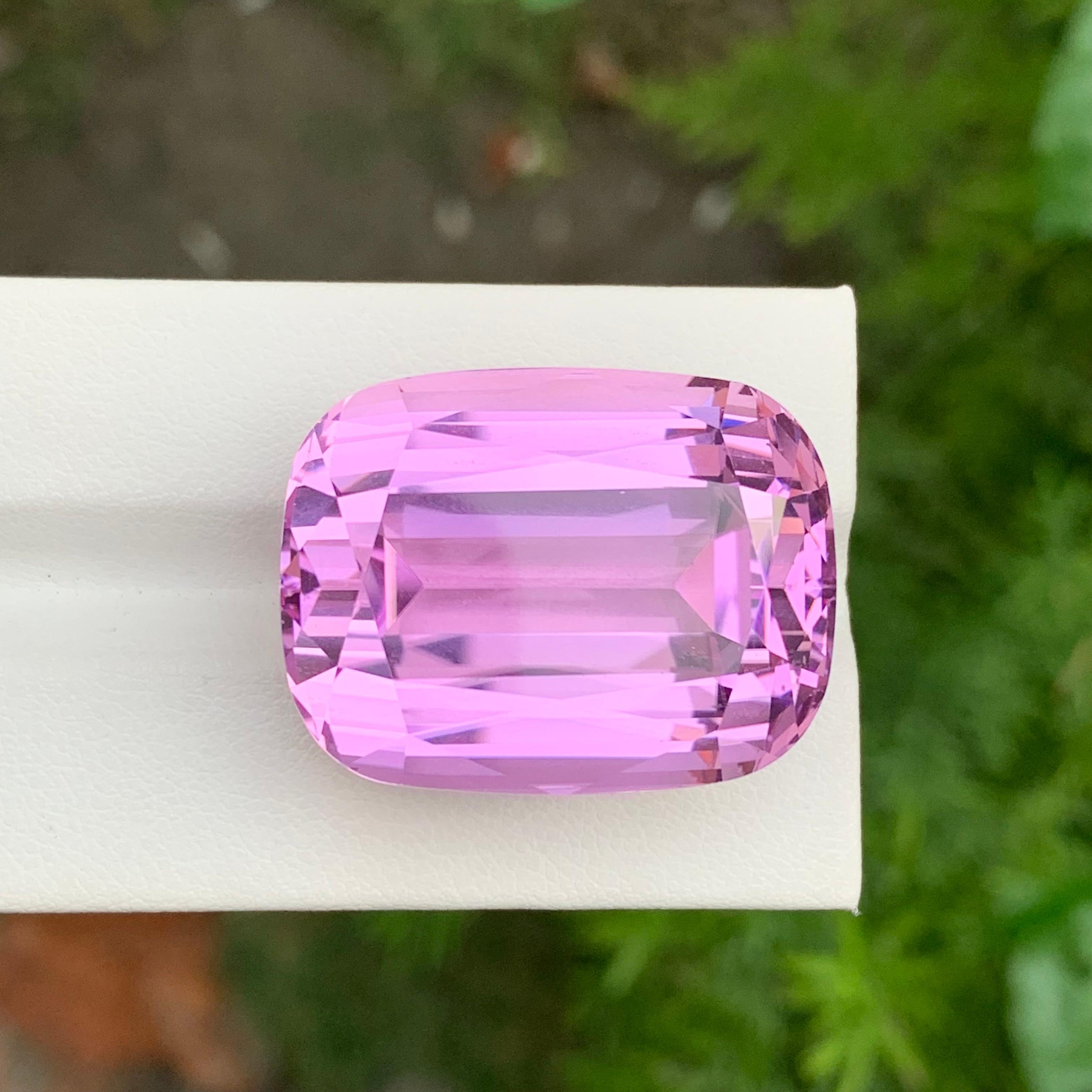 Taglio cuscino Enorme gemma a forma di cuscino di Kunzite rosa pulita da 90,35 carati proveniente dall'Afghanistan in vendita