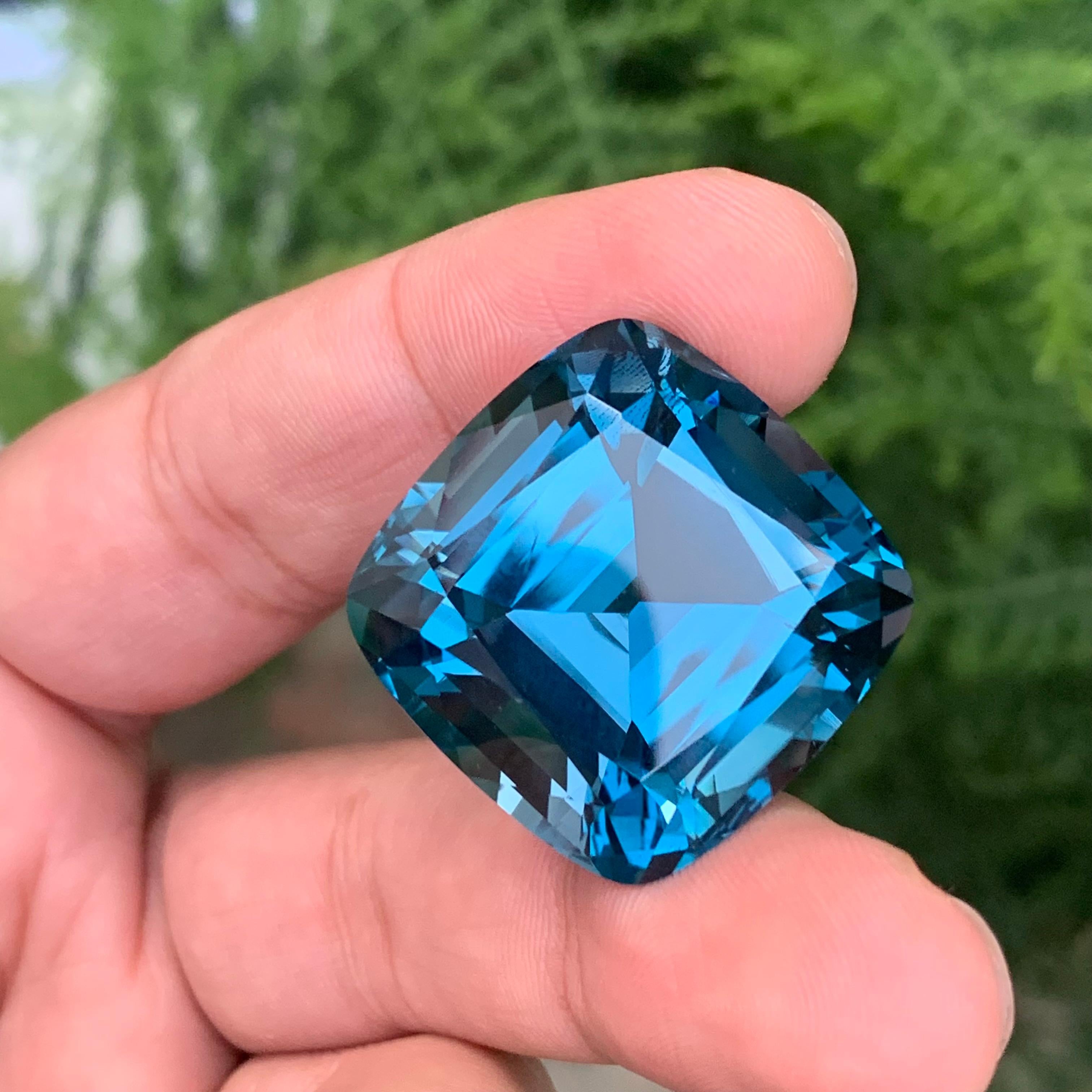Grande et spectaculaire topaze bleue de Londres de 94,10 carats en vente 4