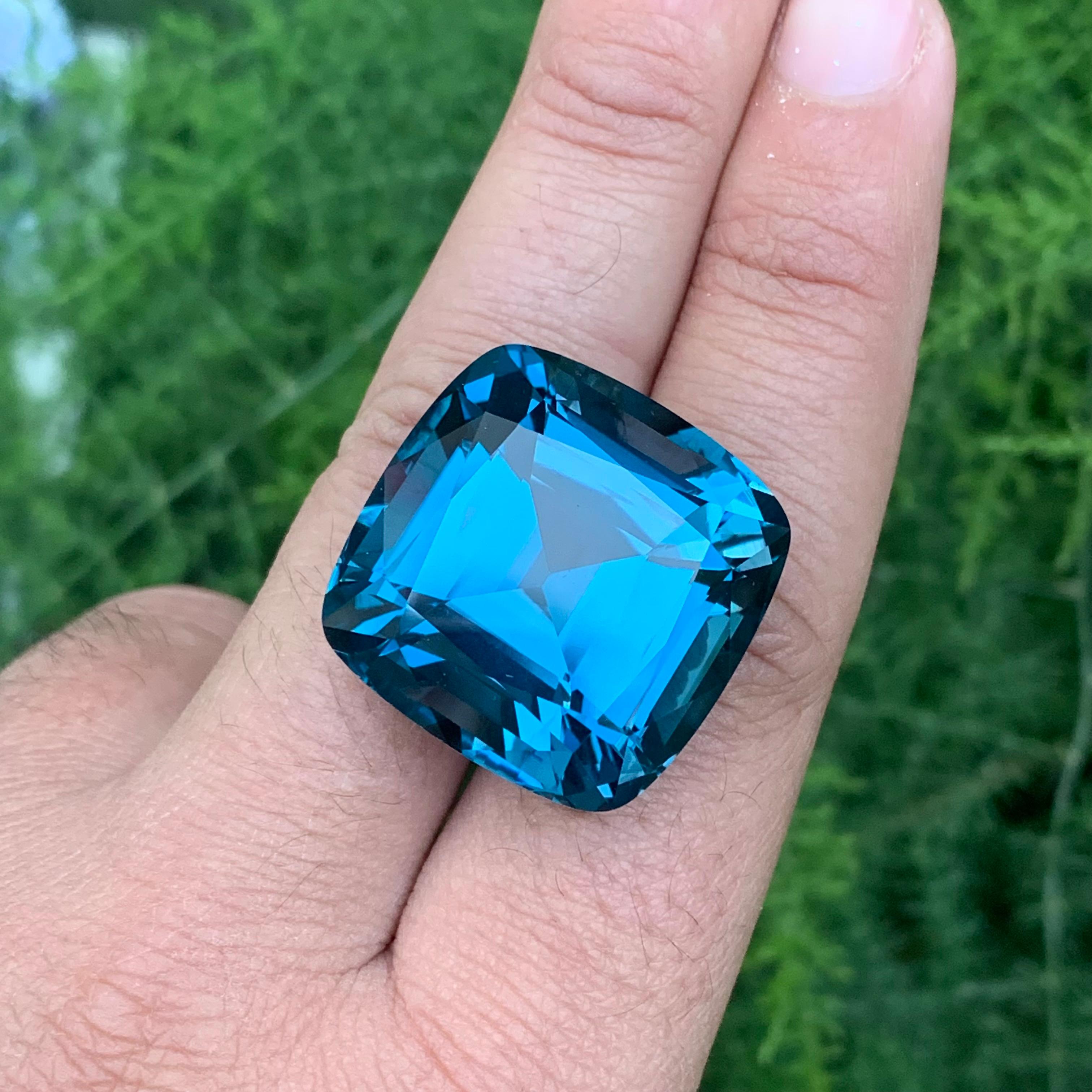 Grande et spectaculaire topaze bleue de Londres de 94,10 carats en vente 5