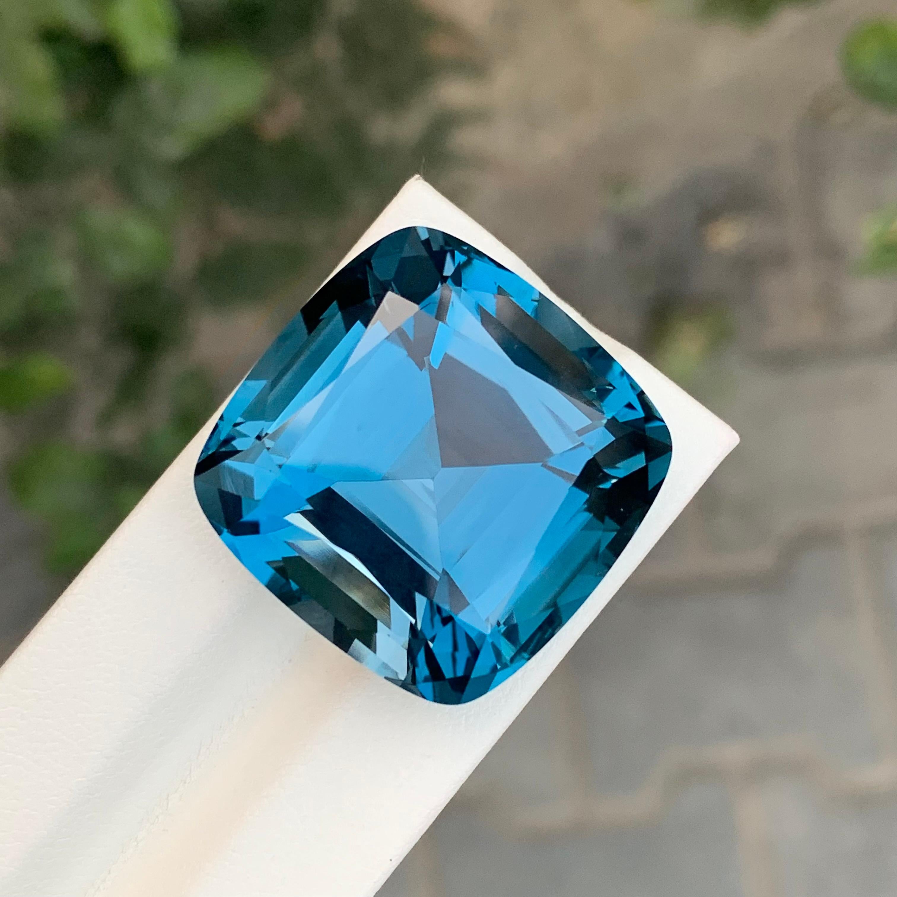 Grande et spectaculaire topaze bleue de Londres de 94,10 carats Neuf - En vente à Peshawar, PK