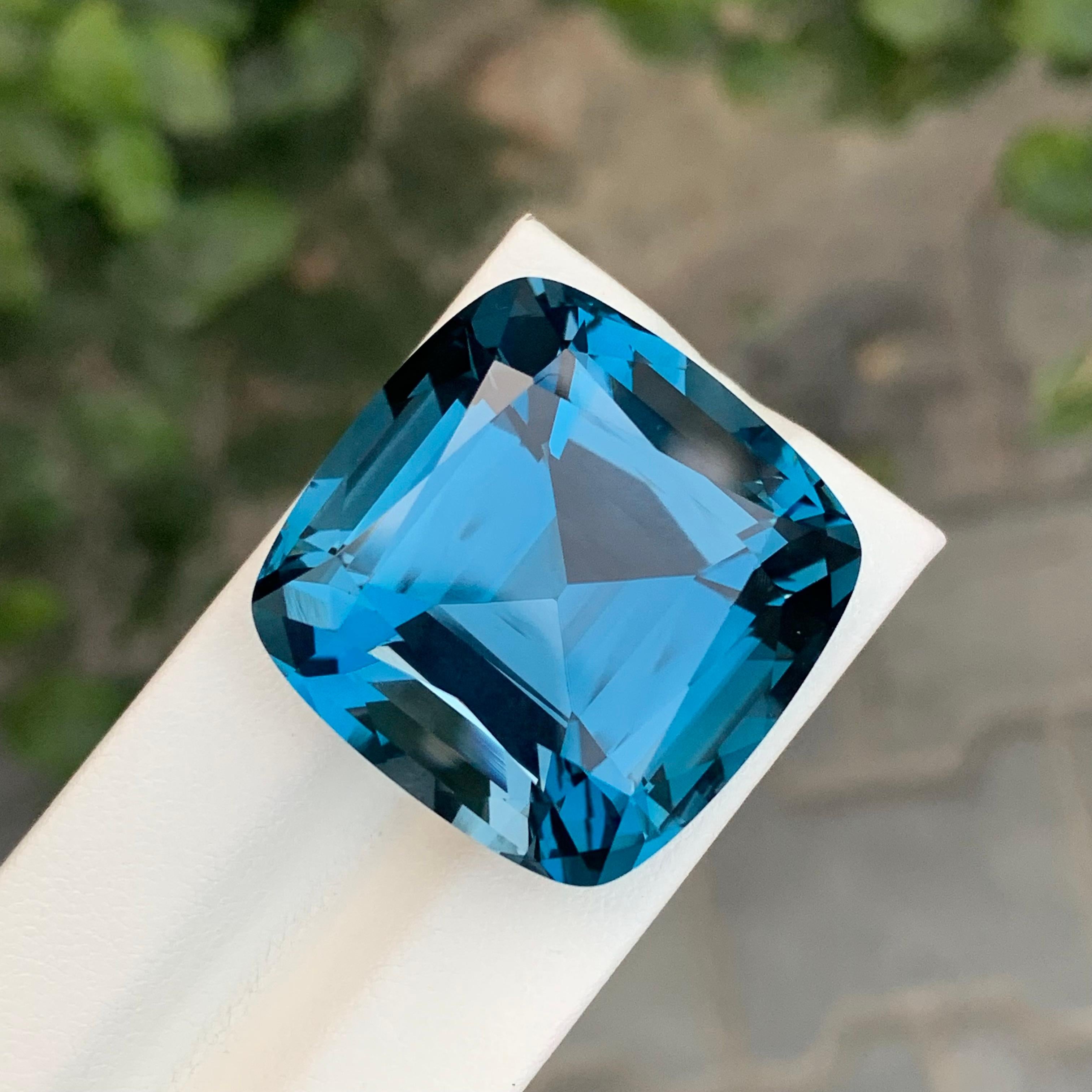 Grande et spectaculaire topaze bleue de Londres de 94,10 carats Unisexe en vente