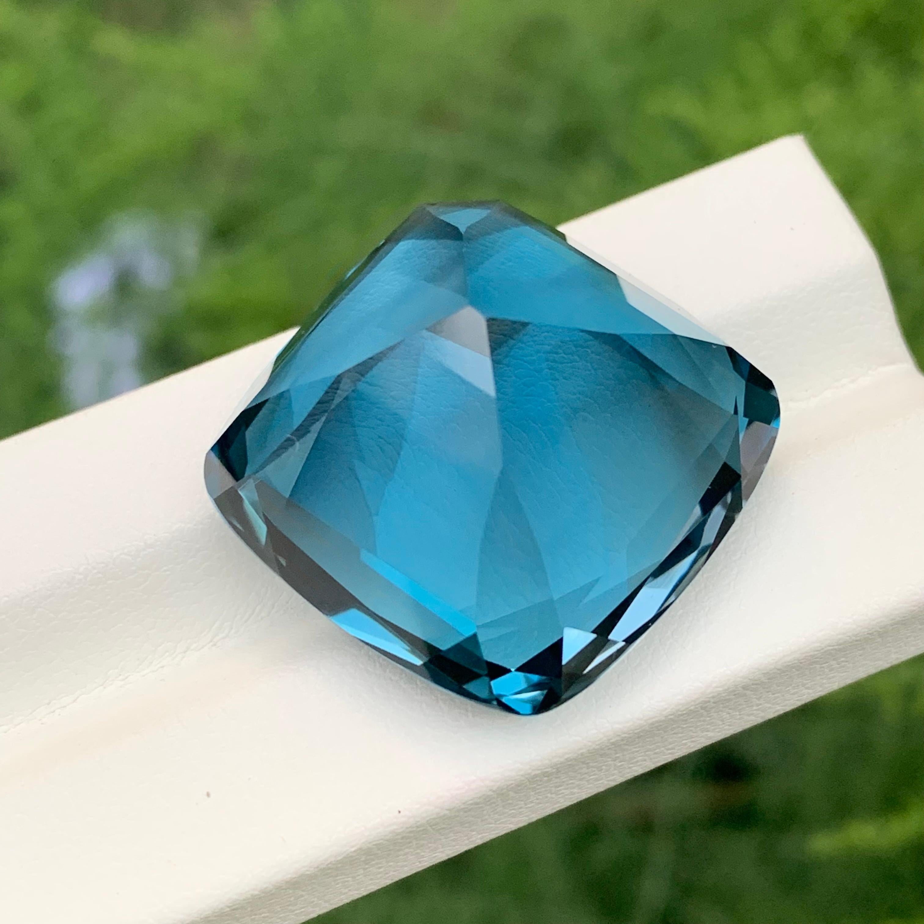 Grande et spectaculaire topaze bleue de Londres de 94,10 carats en vente 1
