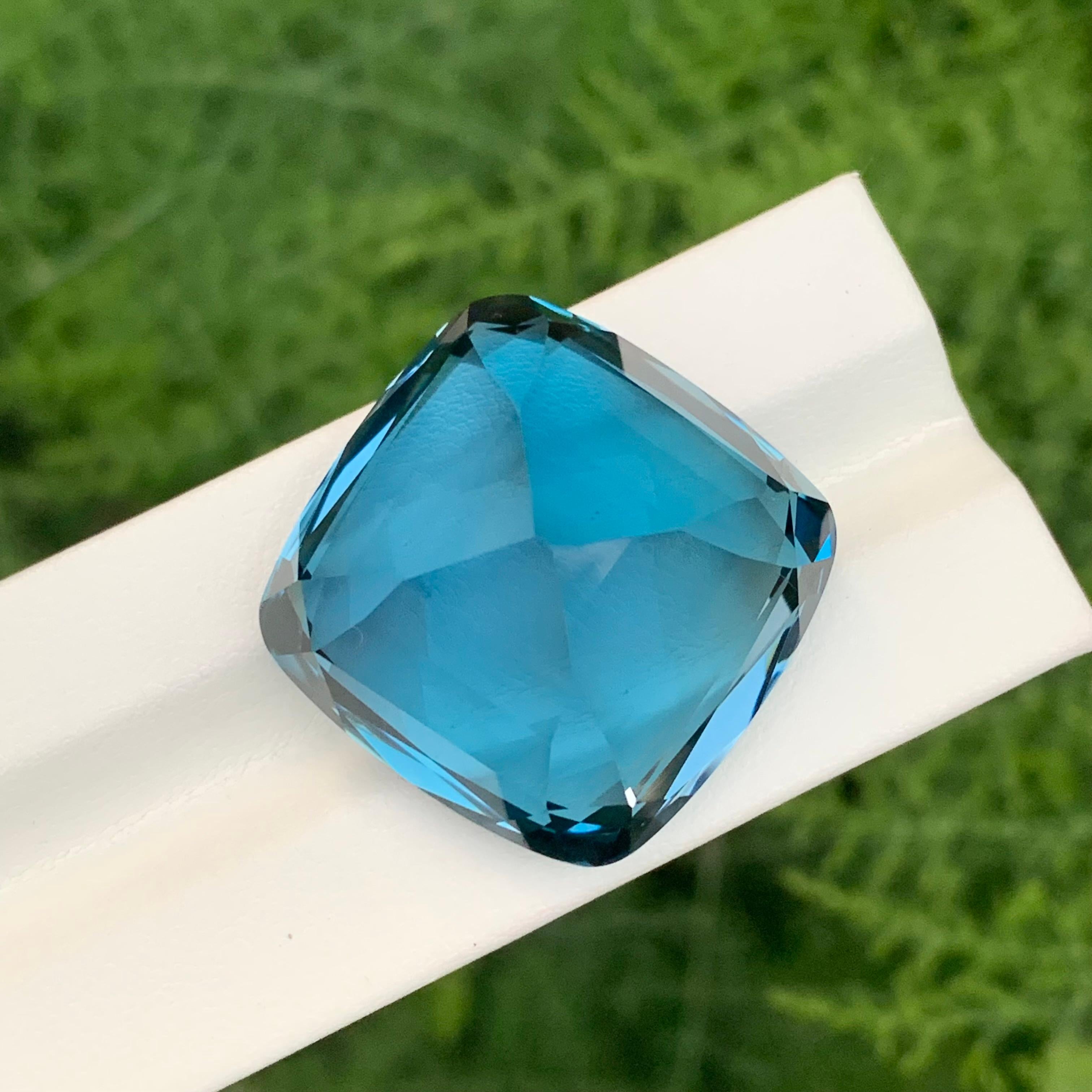 Grande et spectaculaire topaze bleue de Londres de 94,10 carats en vente 2