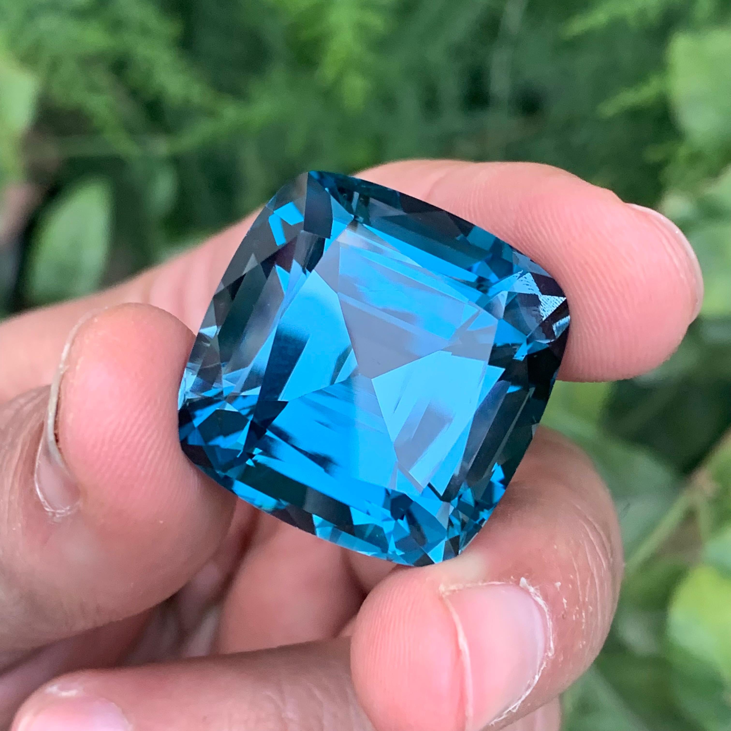 Grande et spectaculaire topaze bleue de Londres de 94,10 carats en vente 3