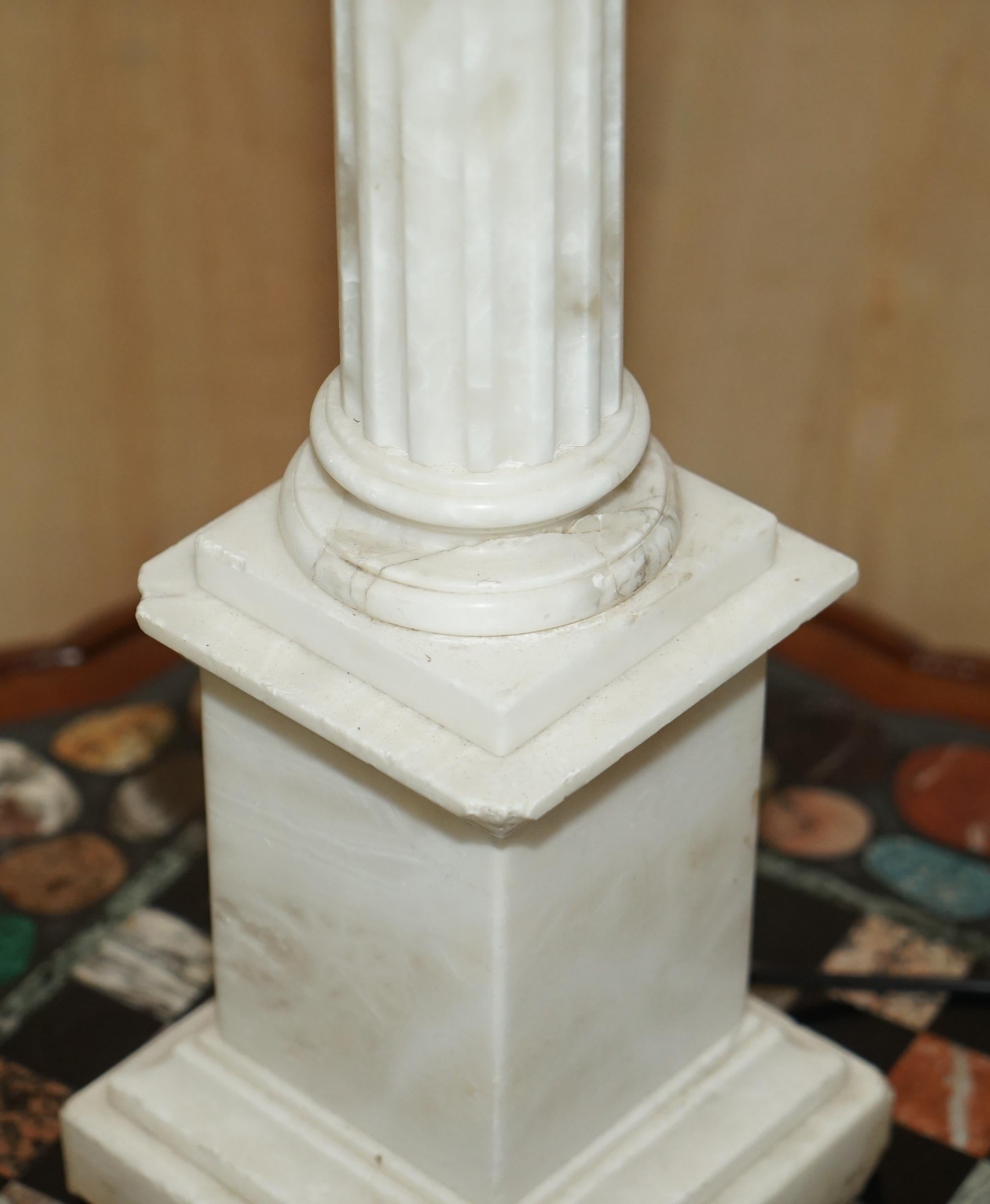 Große, 96 cm hohe, antike, korinthische Tischlampe aus italienischem Carrara-Marmor (Handgefertigt) im Angebot