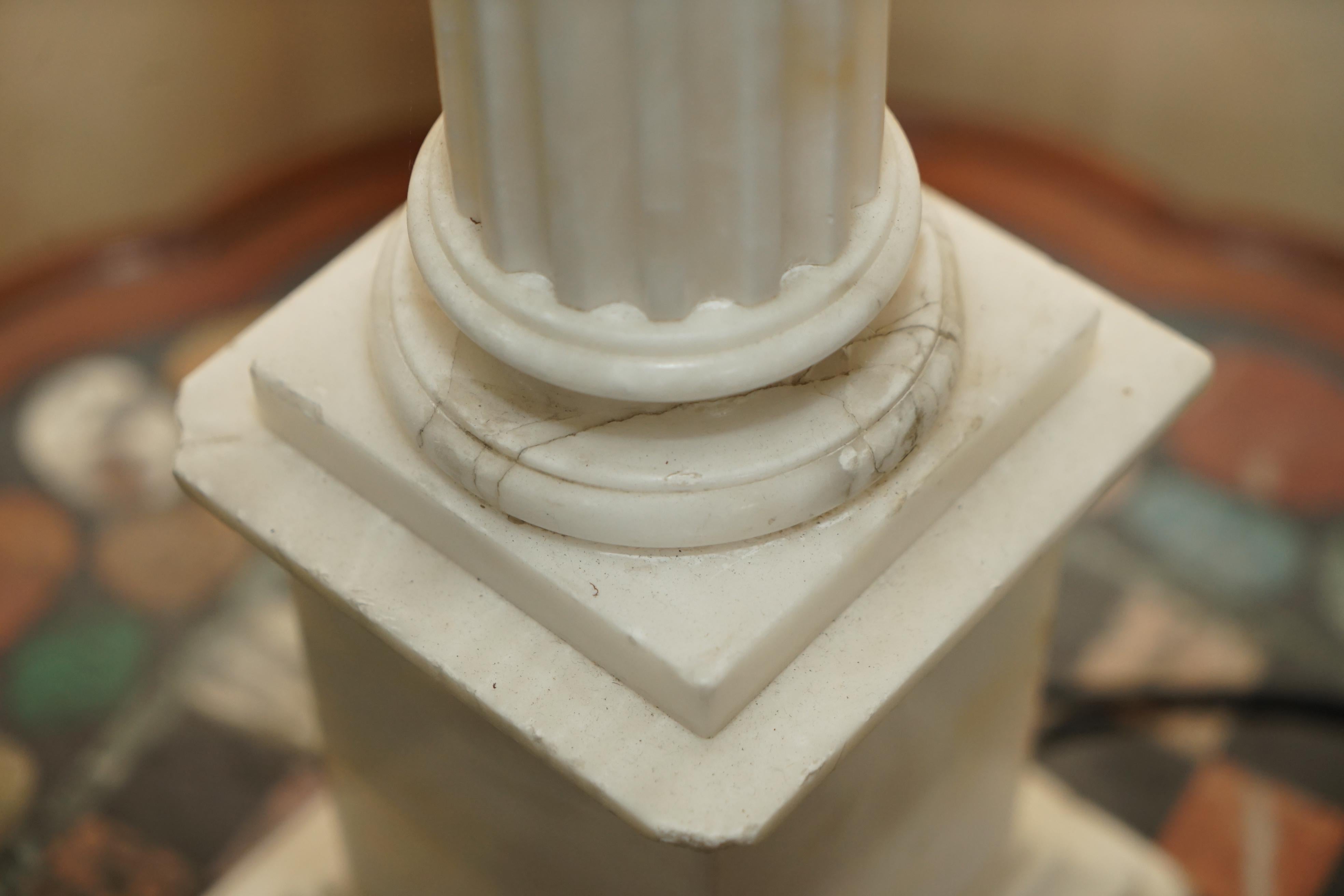 Grande lampe de bureau italienne de 96 cm de haut à pilier corinthien ancien en marbre de Carrare en vente 1