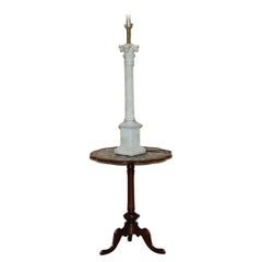 Grande lampe de bureau italienne de 96 cm de haut à pilier corinthien ancien en marbre de Carrare