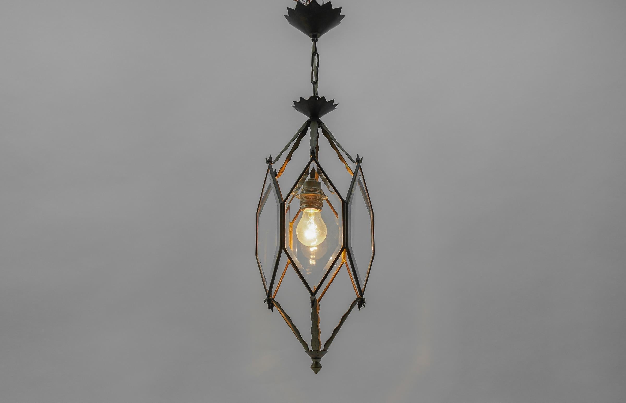 Graziosa lampada in stile Adolf Loos Lobmeyr in vetro smussato e ottone, Austria in vendita 5
