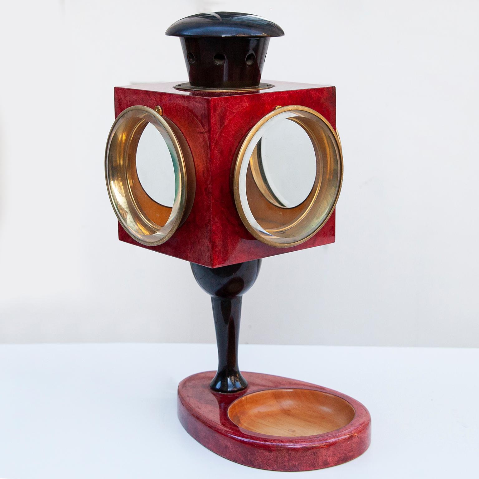 Hervorragende Laternen-Tischlampe von Aldo Tura, Italien, aus den 1960er Jahren.

Die Lampe wurde aus lackiertem rotem Ziegenleder mit Messingringen gefertigt und enthält eine kleine Schale. Sie ist in sehr gutem Zustand.

Zusammen mit Künstlern