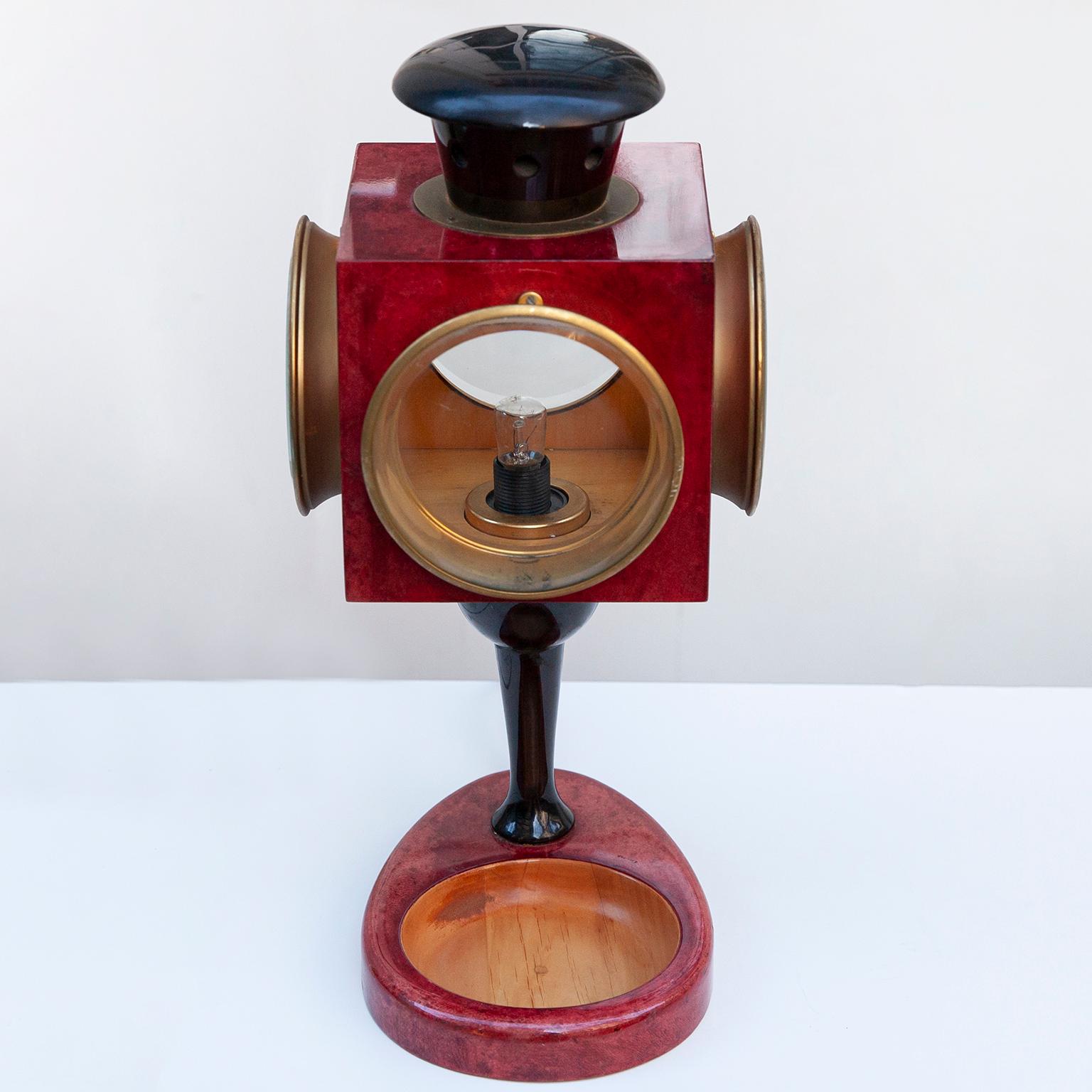 Riesige Aldo Tura Rote Ziegenleder Laterne Tischlampe (Moderne der Mitte des Jahrhunderts) im Angebot