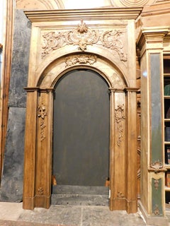 Grand cadre de portail en bois richement sculpté, Italie