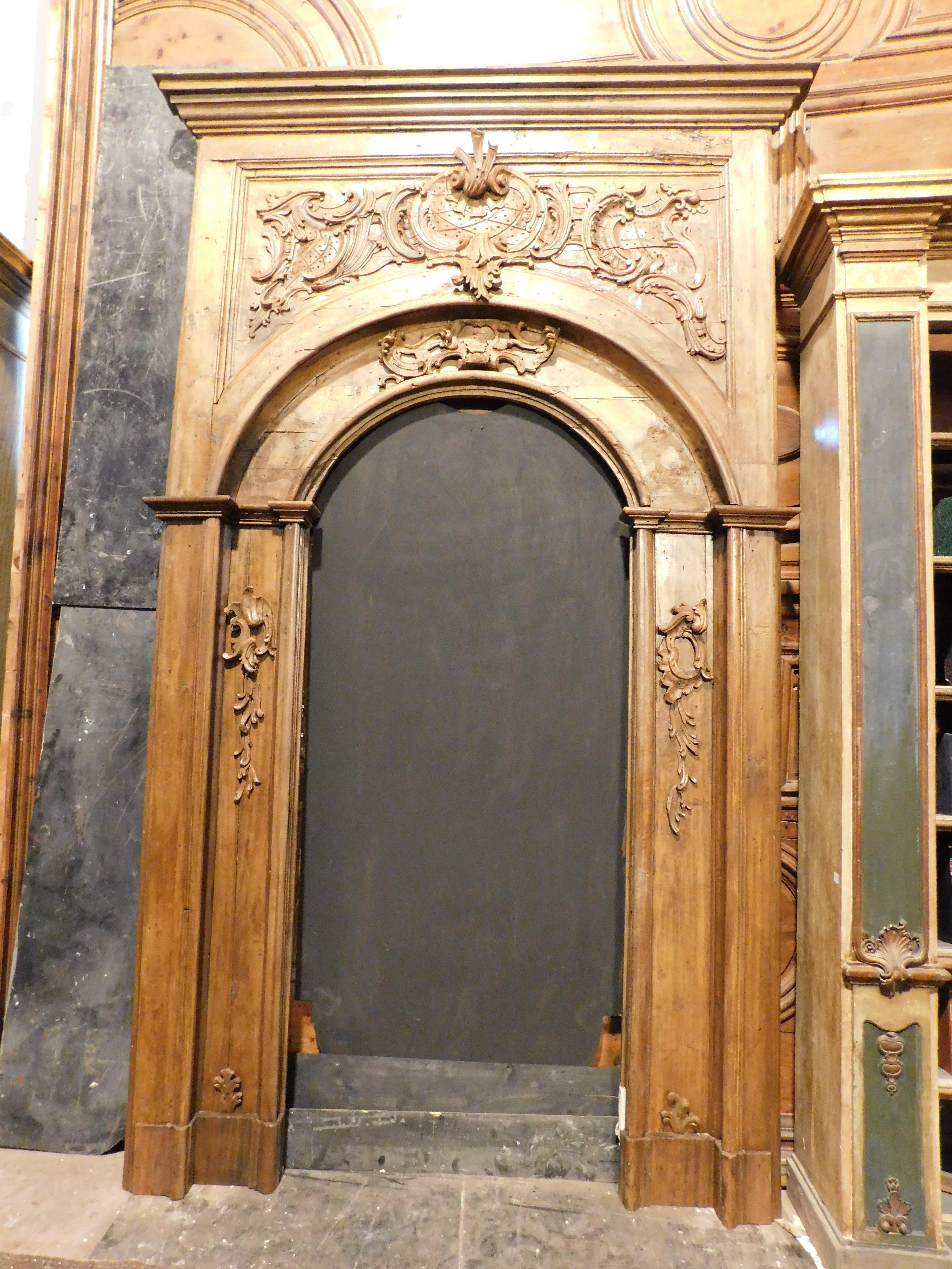 Huge amazing richly carved wooden portal frame, Italy In Good Condition For Sale In Cuneo, Italy (CN)