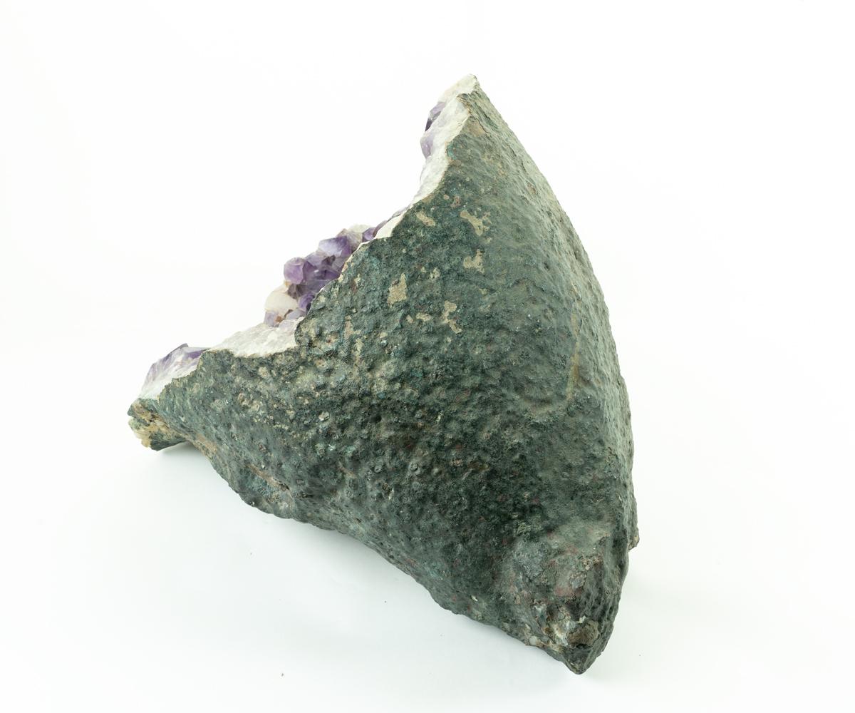 Huge Amethyst Geode with Exceptionally Large Crystals In Good Condition In Laguna Beach, CA