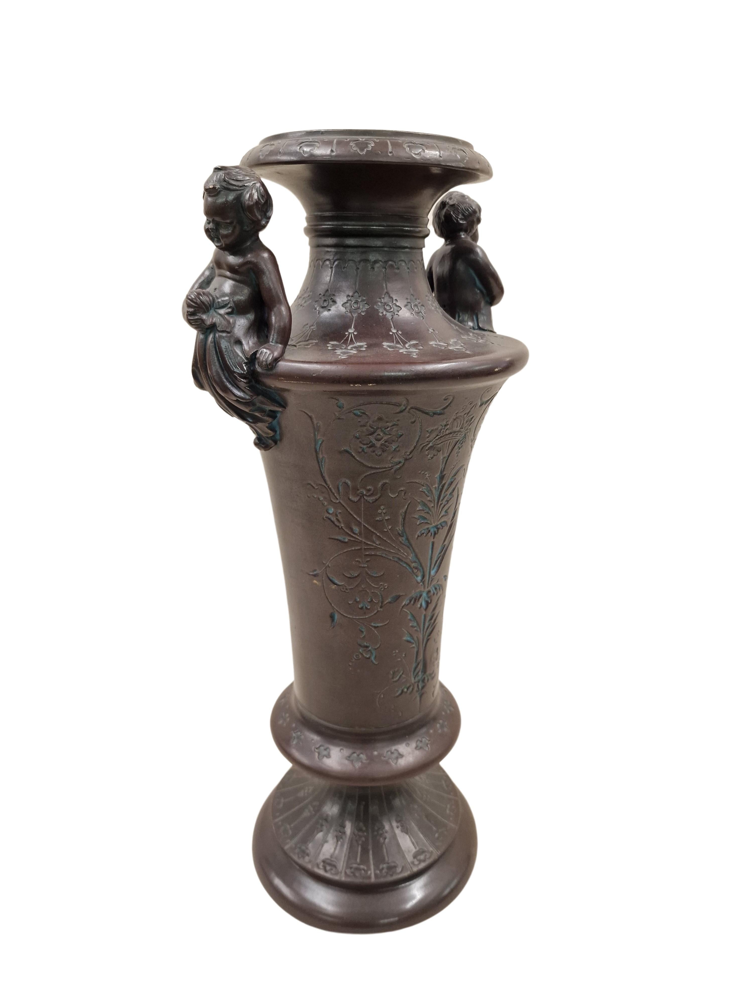 Grand vase en forme d'Amphore, du célèbre fabricant Bernhard Bloch de Bohemia. 
La belle forme émergente de l'amphore est ornée d'un décor taillé à la main sur tout le corps ainsi que sur la base. Le côté principal est décoré de motifs floraux et
