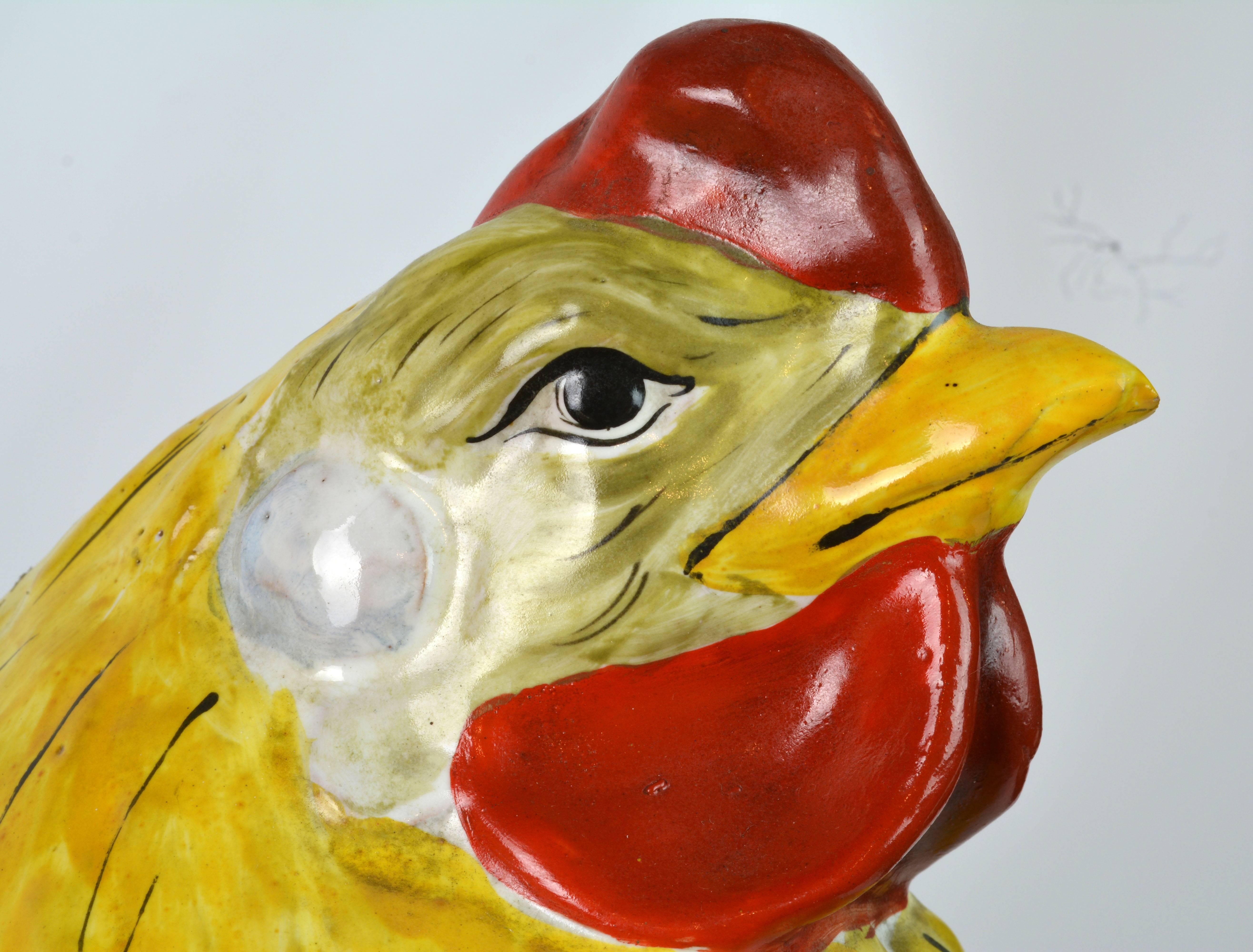 Enormi e coloratissime sculture in maiolica italiana raffiguranti un gallo e una gallina 2