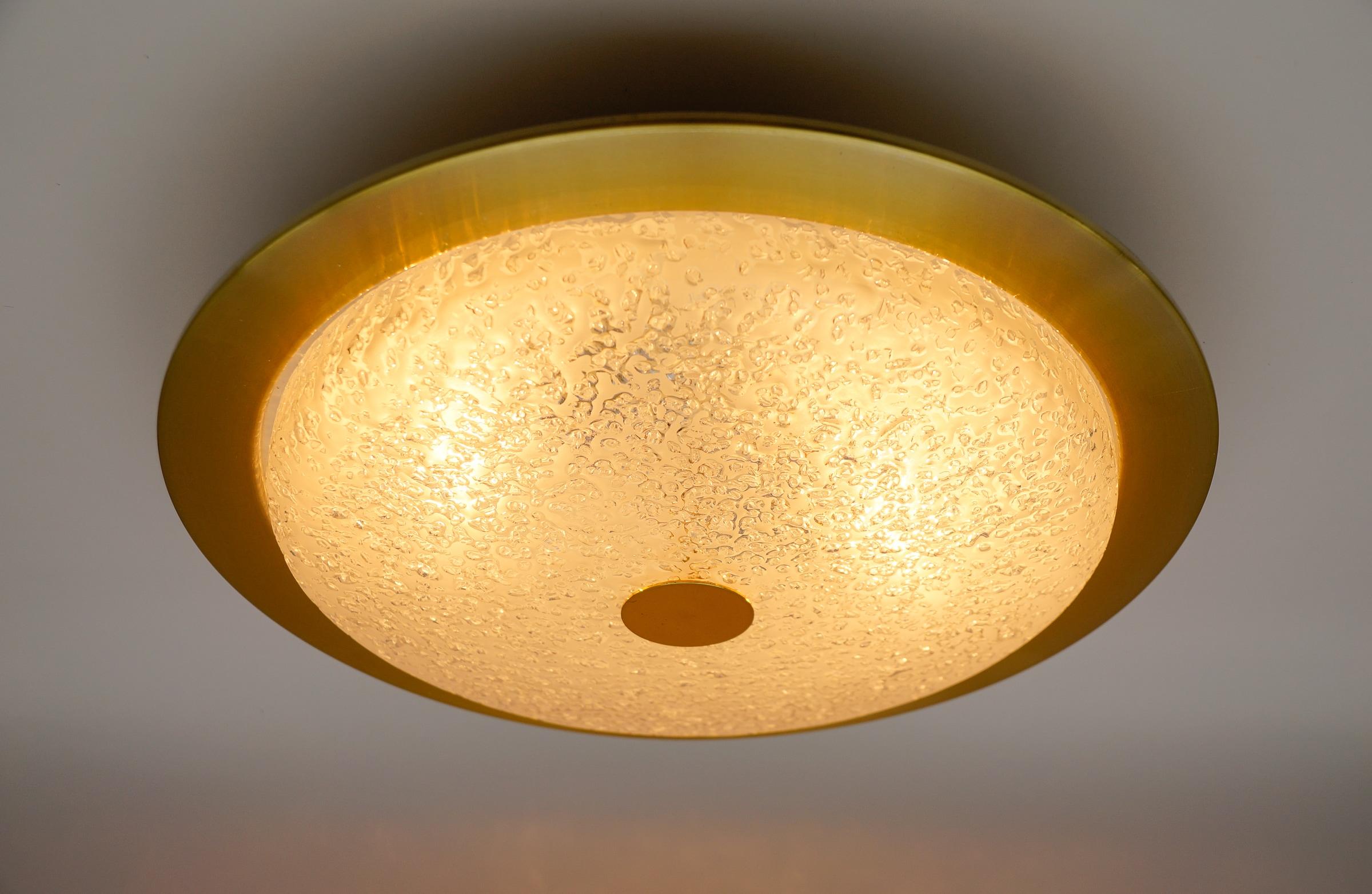 Enorme y elegante lámpara empotrada o aplique de cristal helado esmerilado, años 60 Alemania Moderno de mediados de siglo en venta